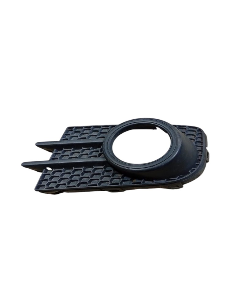 Moldura Farol Milha Direito Volkswagen Jetta 2013 Avaria Direito
