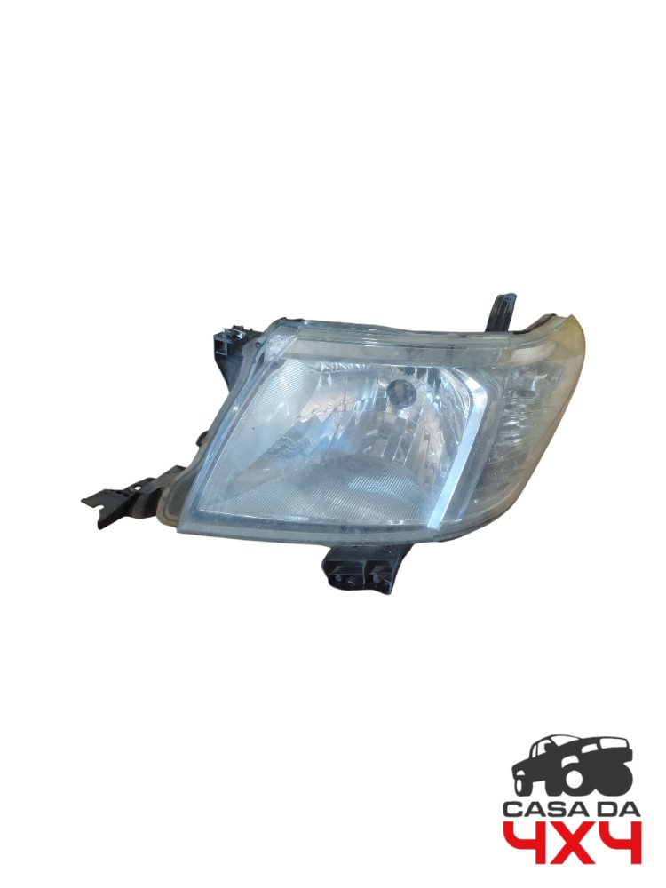 Farol dianteiro lado esquerdo Toyota Hilux 2013 DETALHE