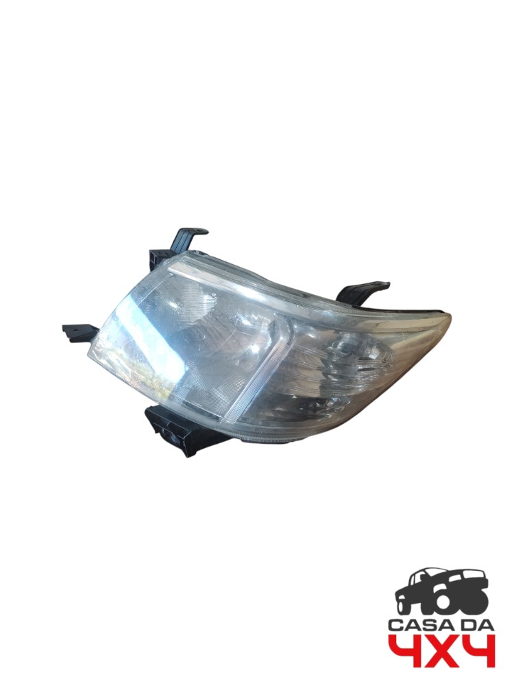 Farol dianteiro esquerdo Toyota Hilux 2013 paralelo DETALHE