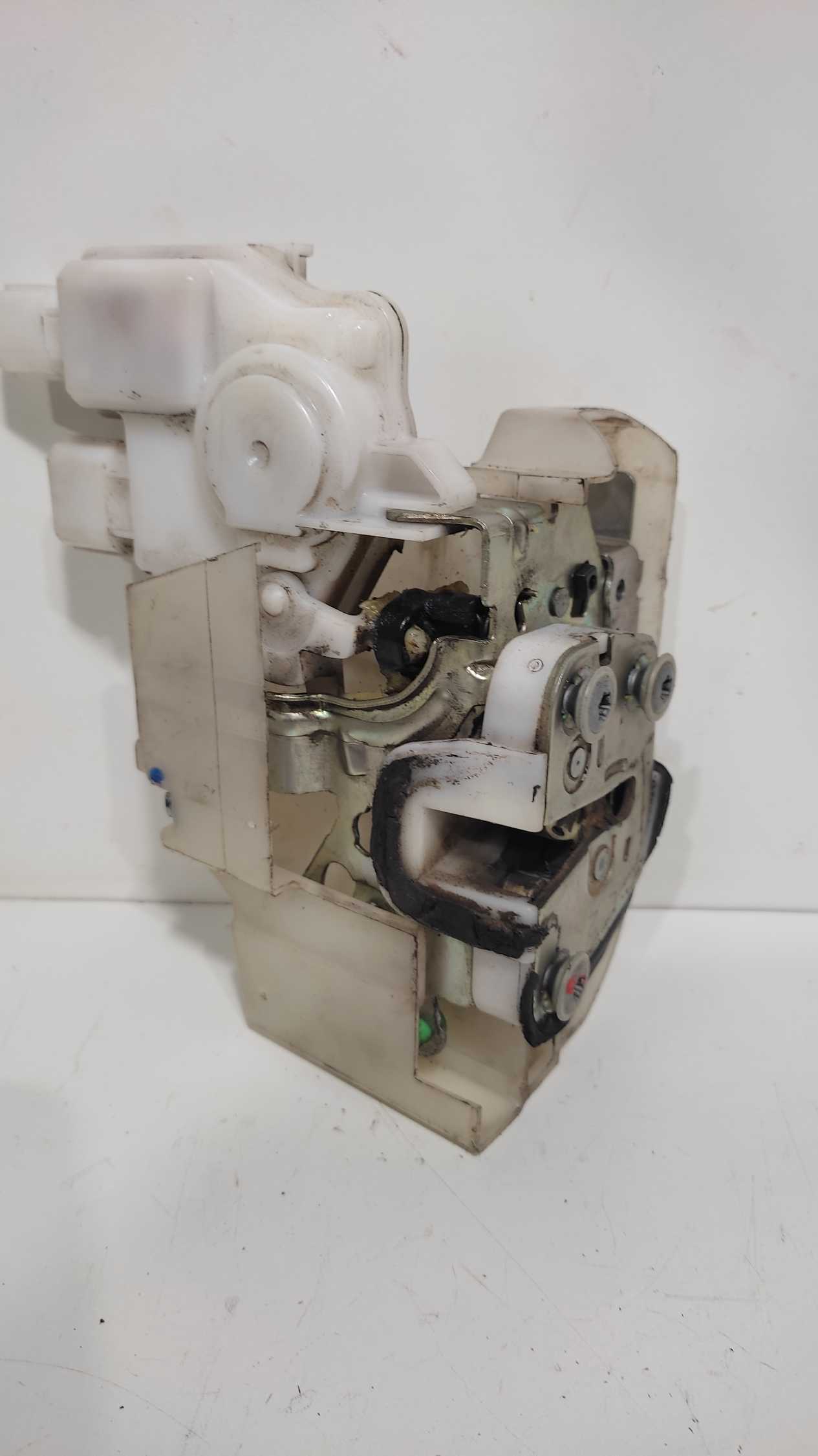 Fechadura porta dianteira esquerda Nissan Frontier 2015
