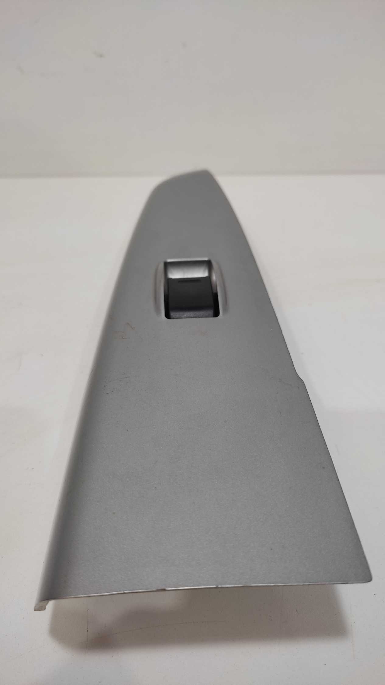 Moldura C/ Botão Vidro Elétrico Dianteiro Direito Hilux 2013