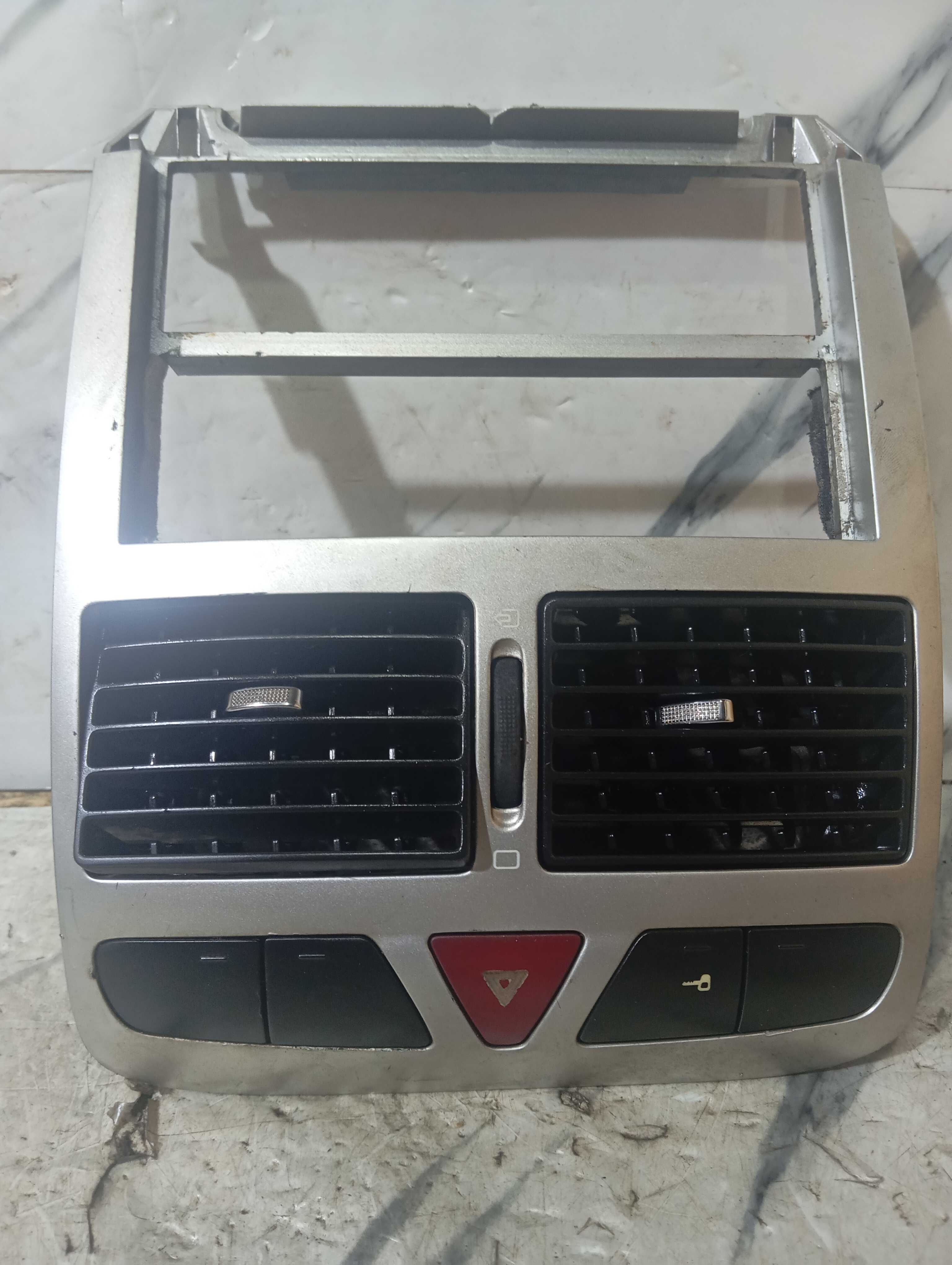 Moldura Do Painel Central Peugeot 307 Com Os Difusores