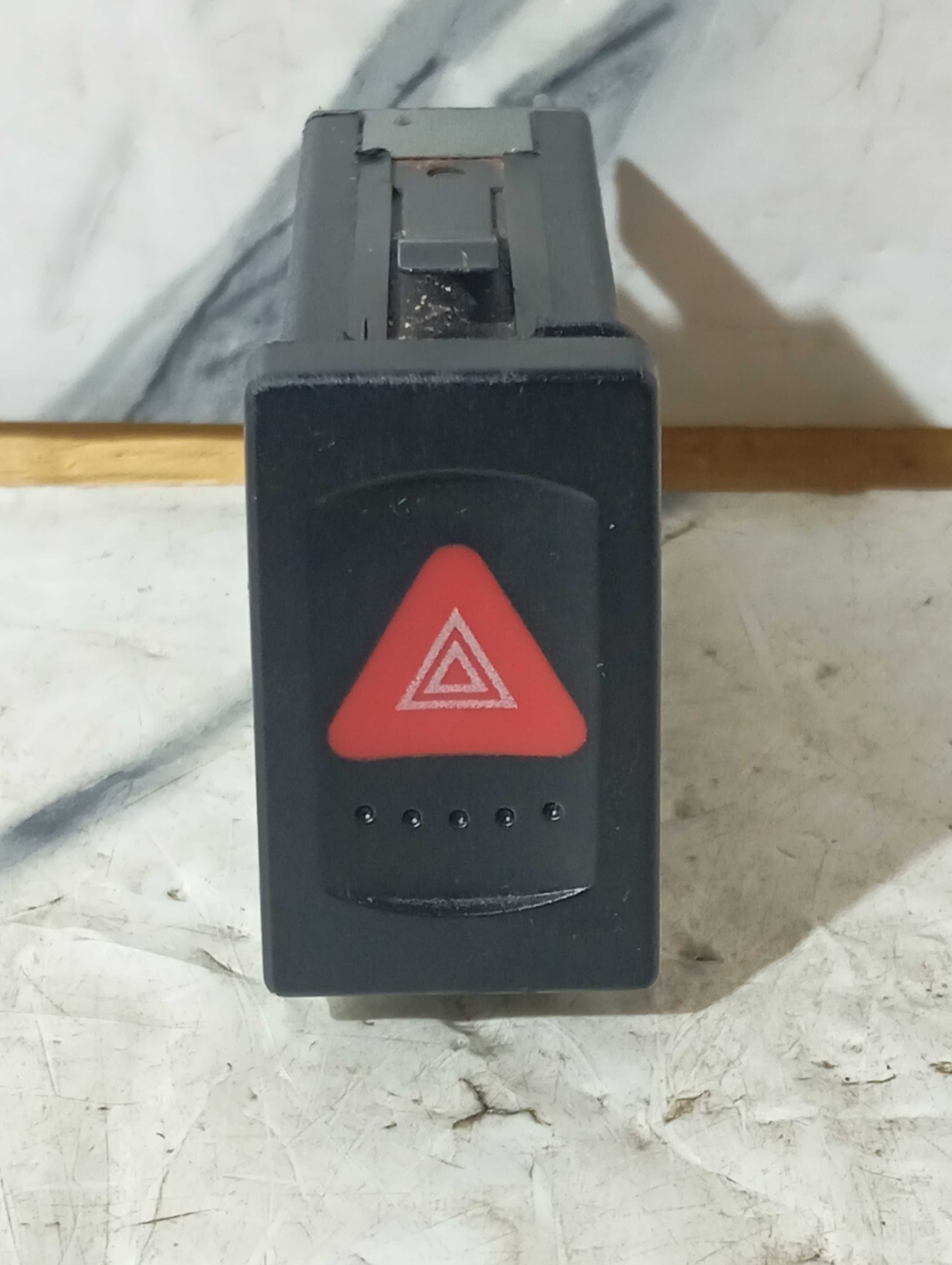 Botão Pisca Alerta Passat Alemão V6 Ano 2000/2001