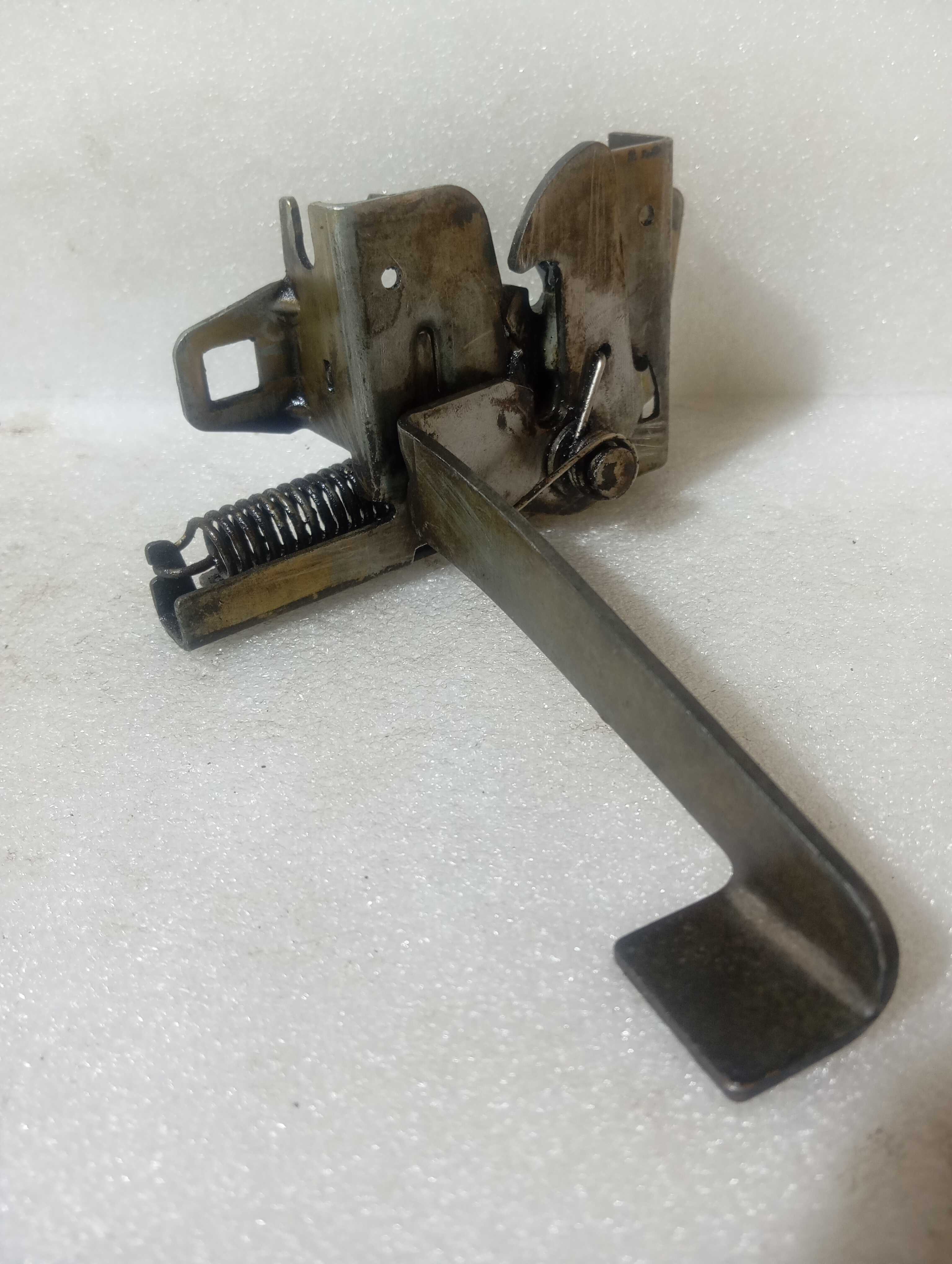 Fechadura Do Capô Escort Zetec Inferior Ano 99/2000/2001