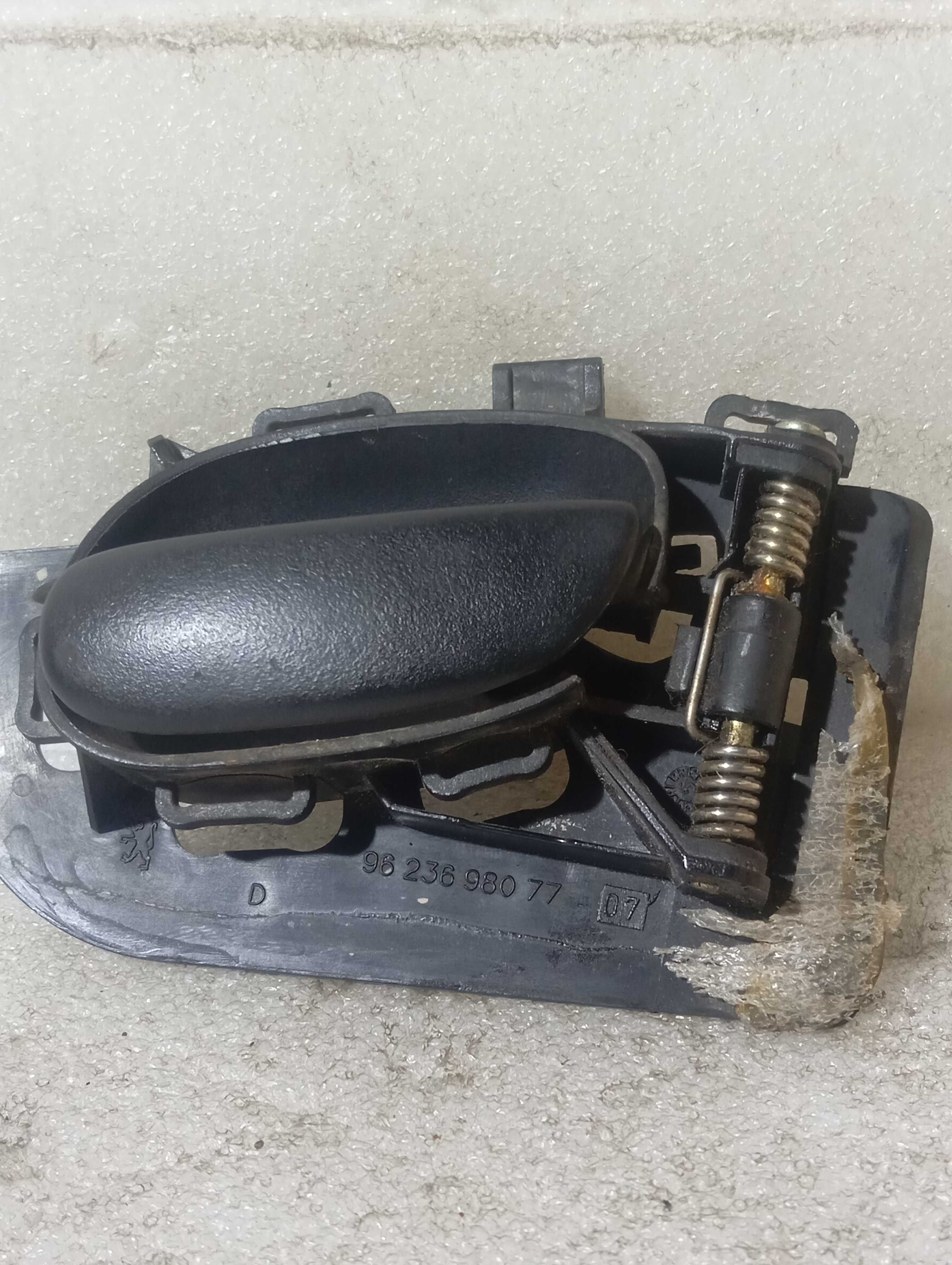 Maçaneta interna direito diantei peugeot 206 207