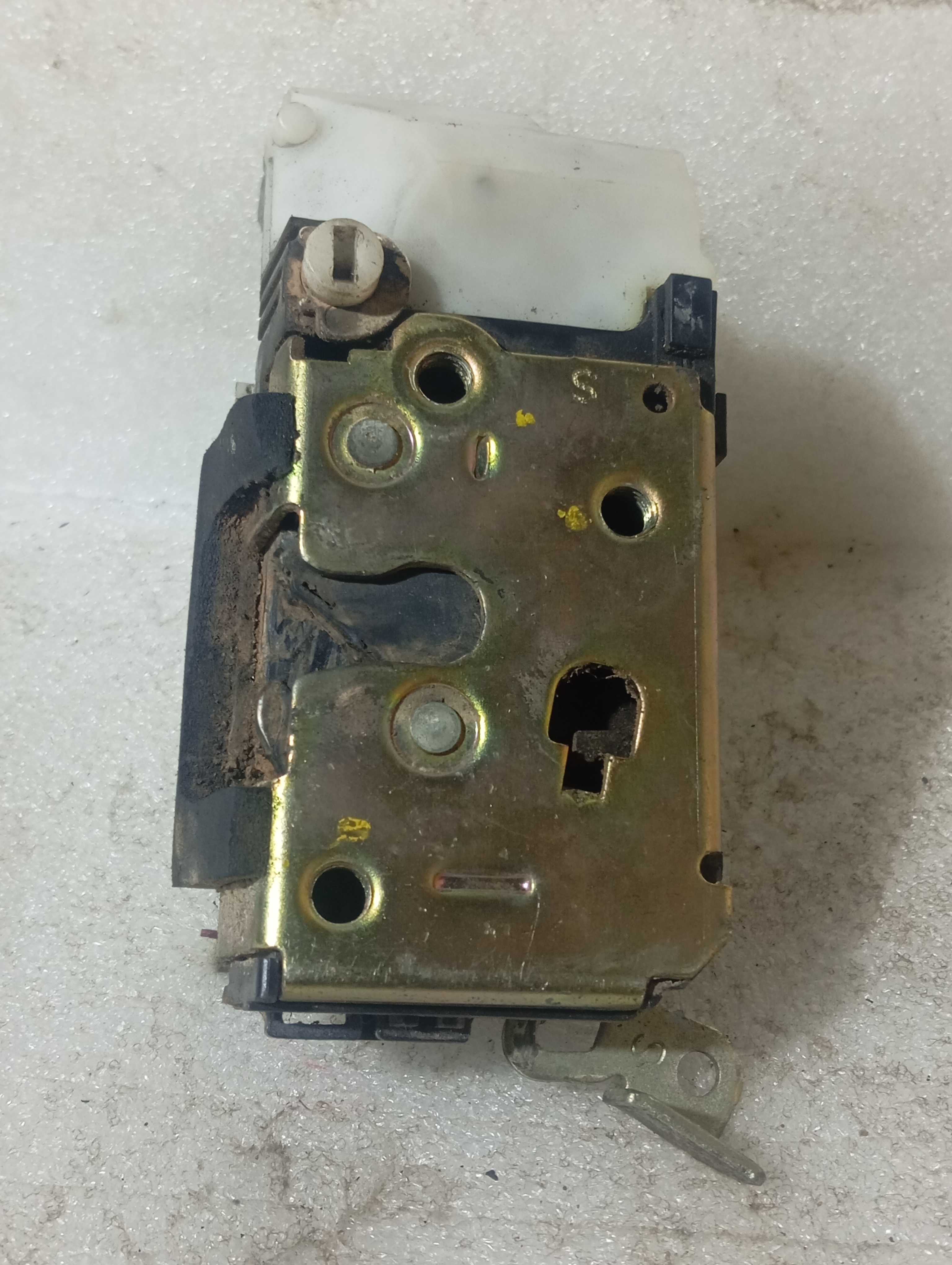 Fechadura da porta traseira esqu Palio/Siena 2009