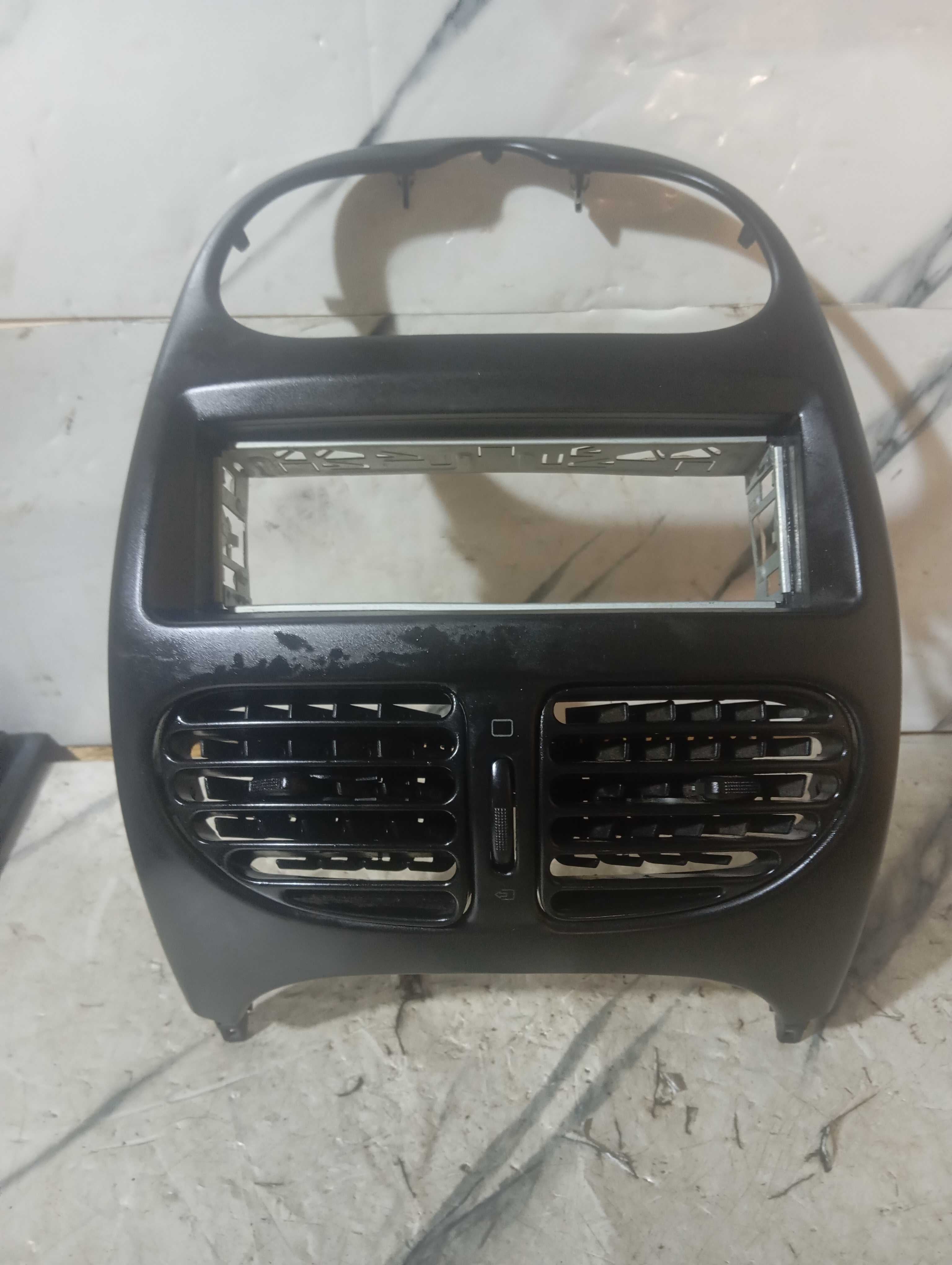 Moldura Central Com Difusor Painel Peugeot 206