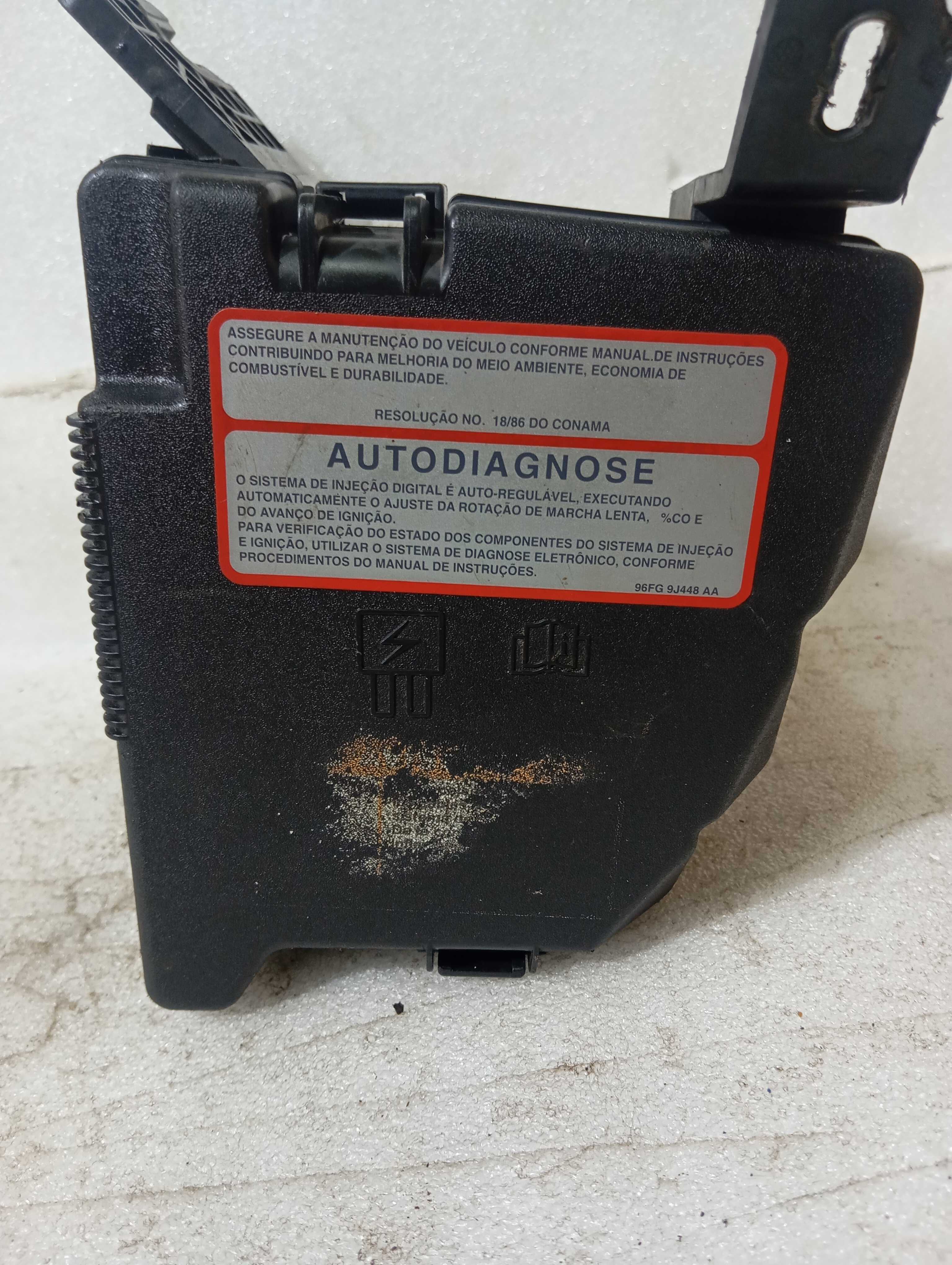 Tampa com suporte caixa de fusível New Fiesta 17 c/detalhes