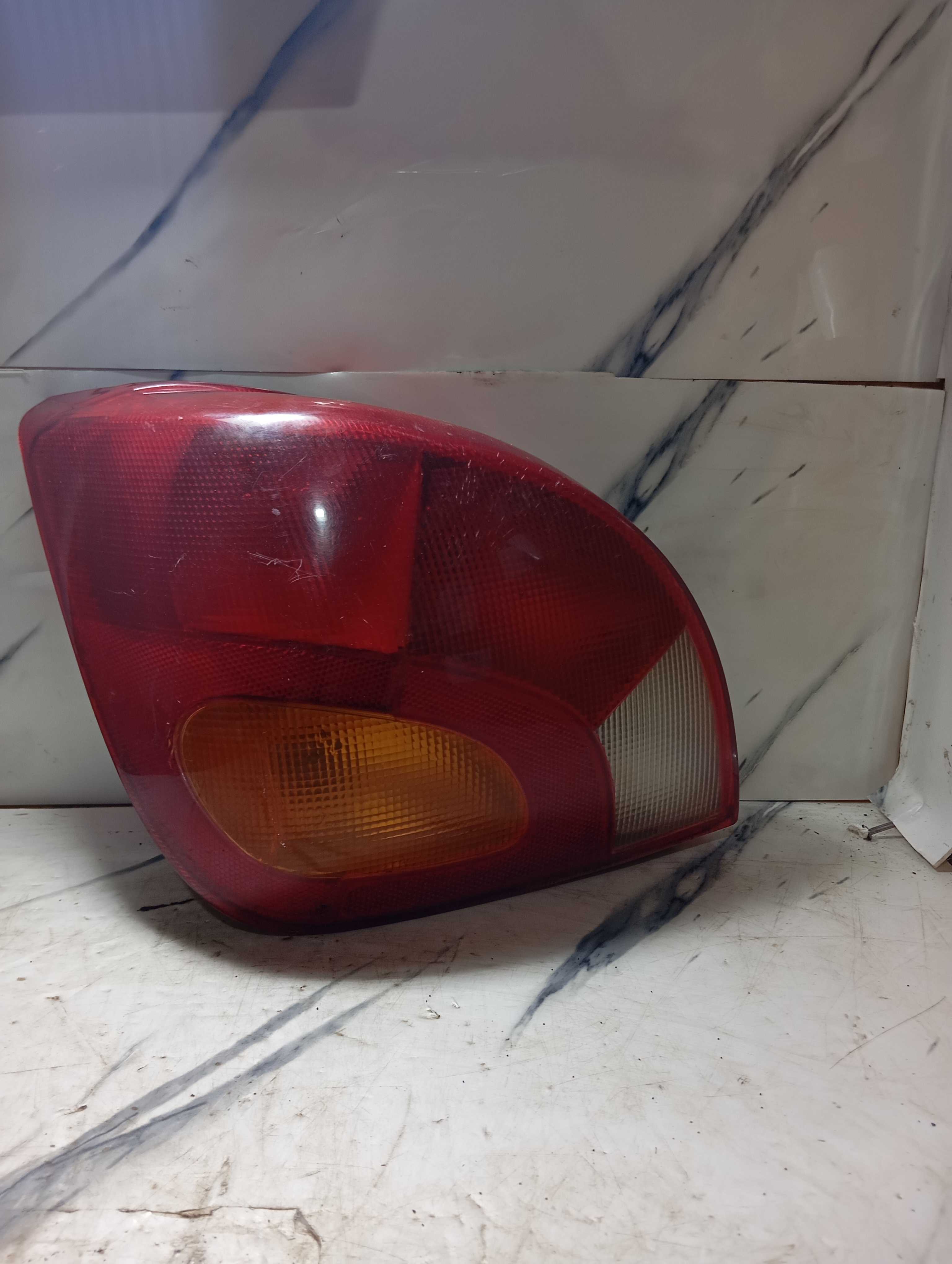 Lanterna Traseira Esquerda Fiesta 96 2004 Com Pequena Avaria