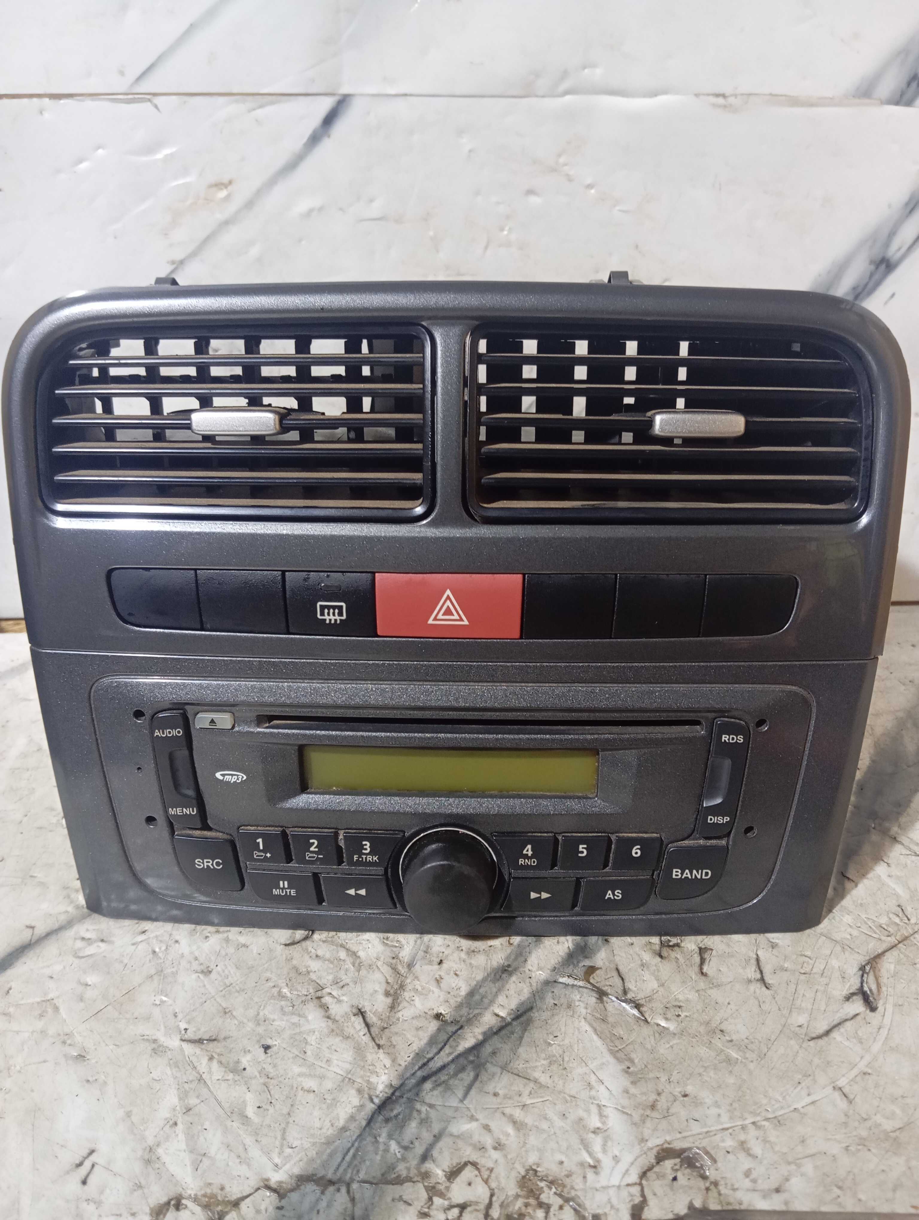 Moldura Com Difusor De Ar E Rádio Fiat Punto Ano 2011