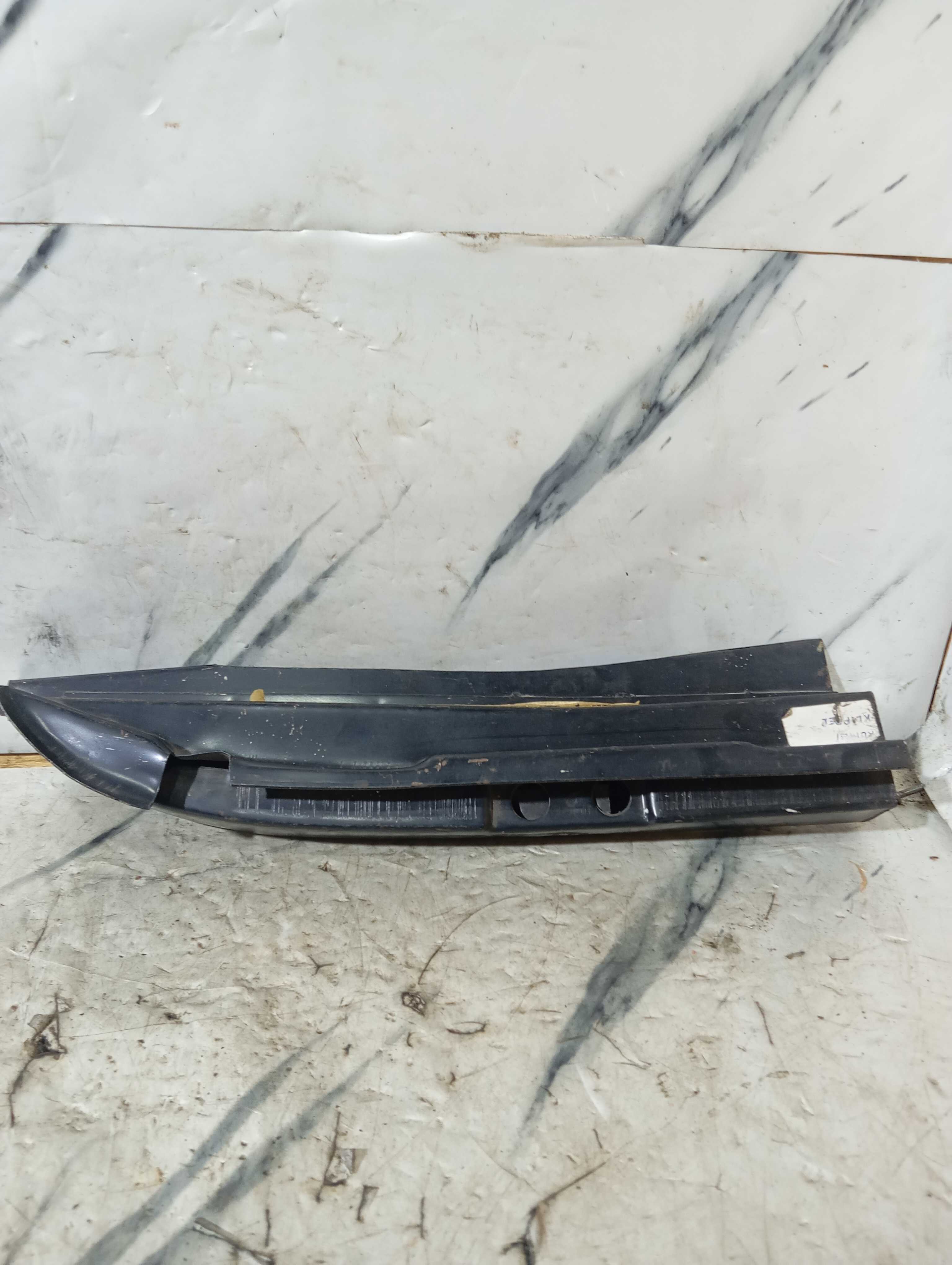 Pé De Coluna Porta Do Meio Kombi Clipe Lado Direito Bico Pat