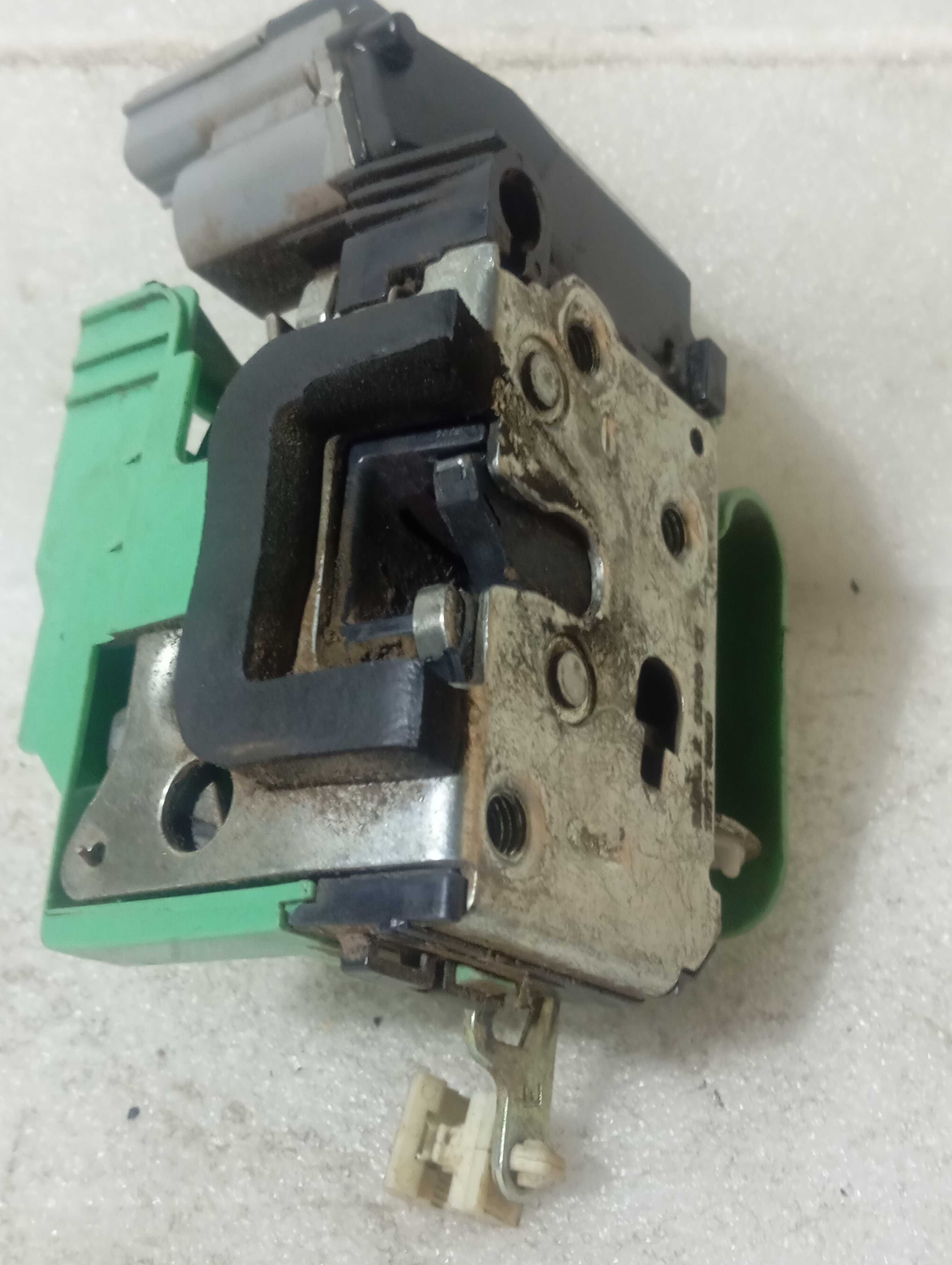 Fechadura da porta dianteira esquerda Fiat Punto 2008a2012