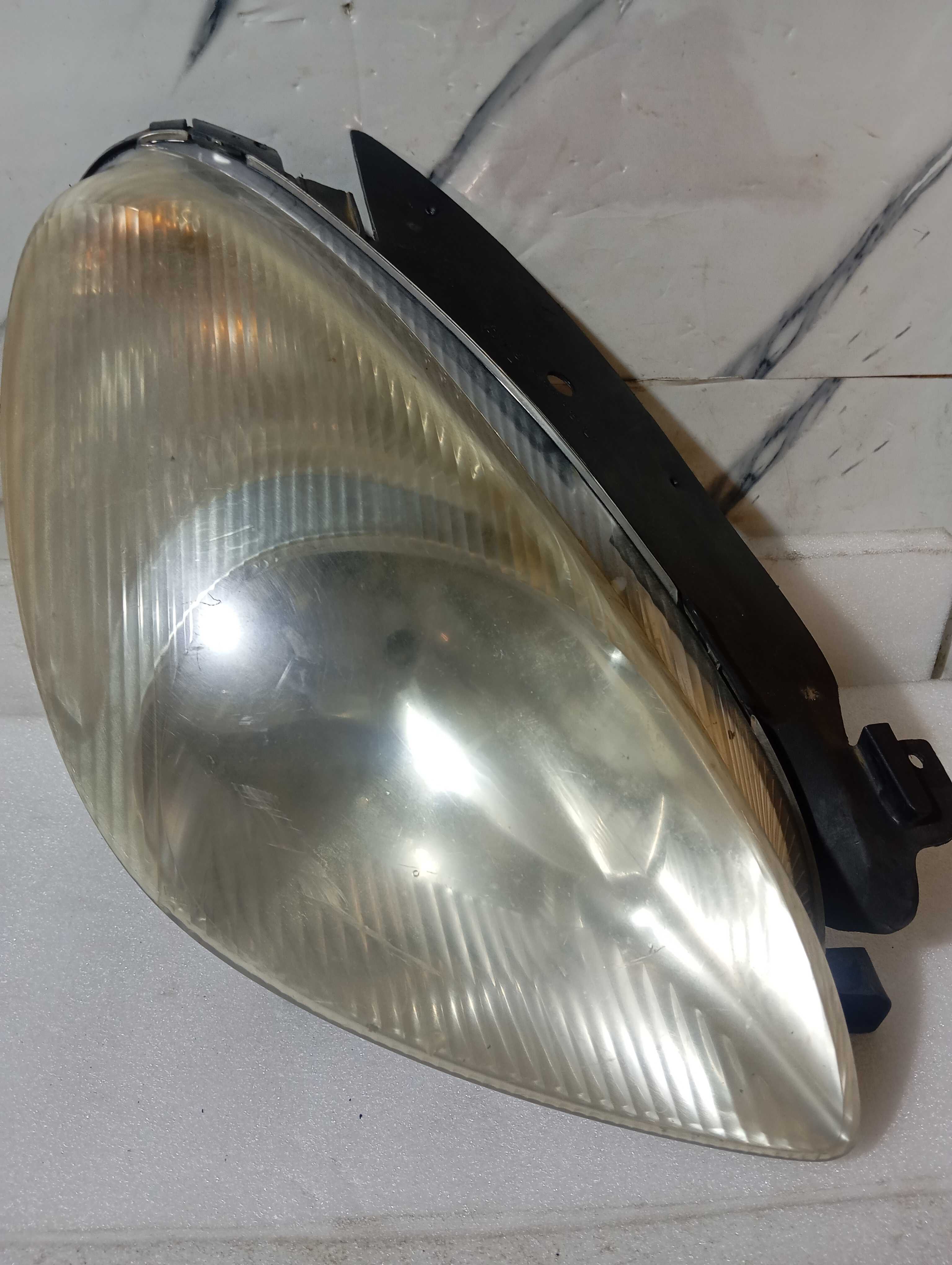 Farol dianteiro direito Citroen Picasso com detalhes nafoto