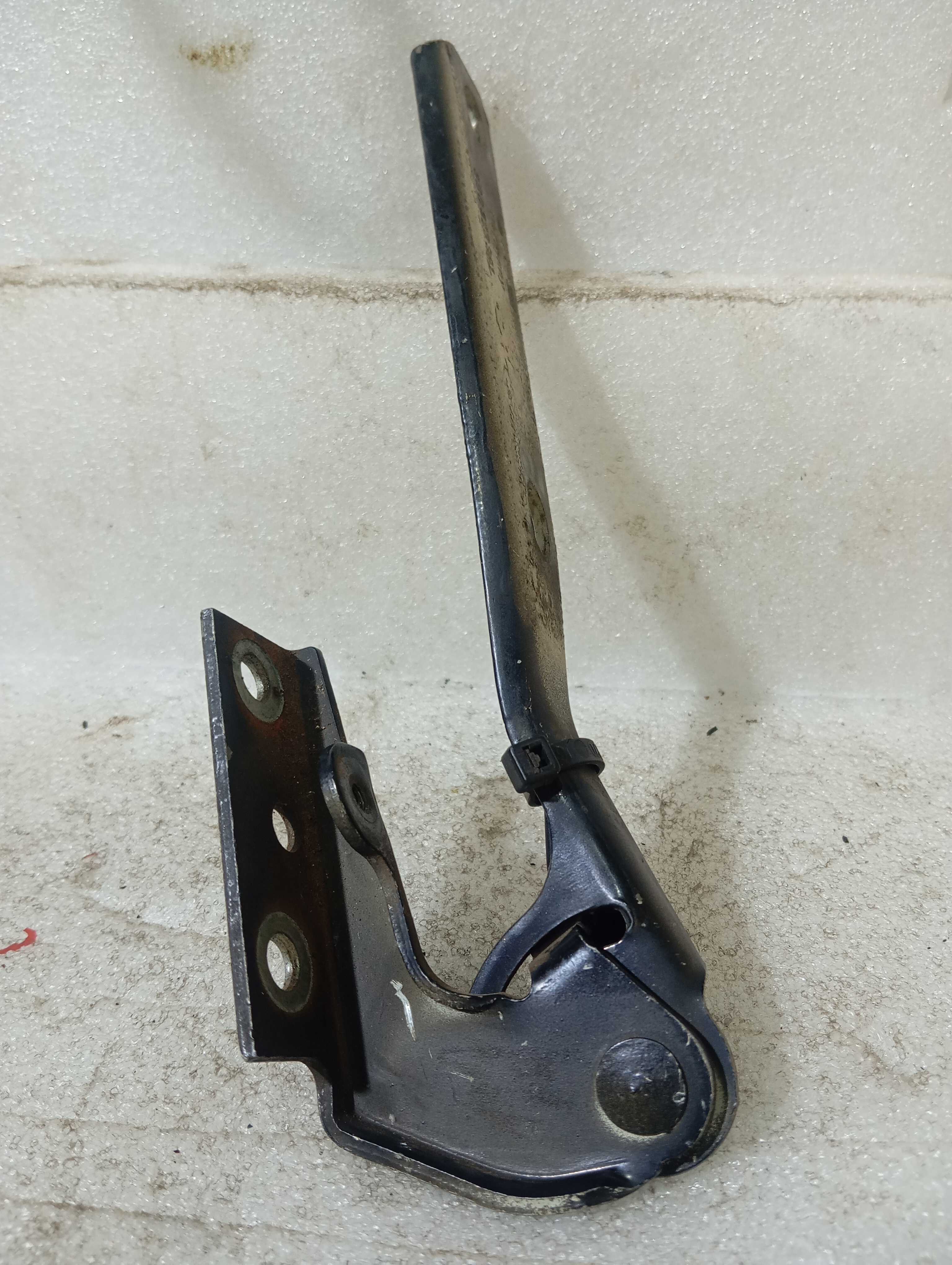 Dobradiça capô Passat Alemão lado esquerdo ano 99/01