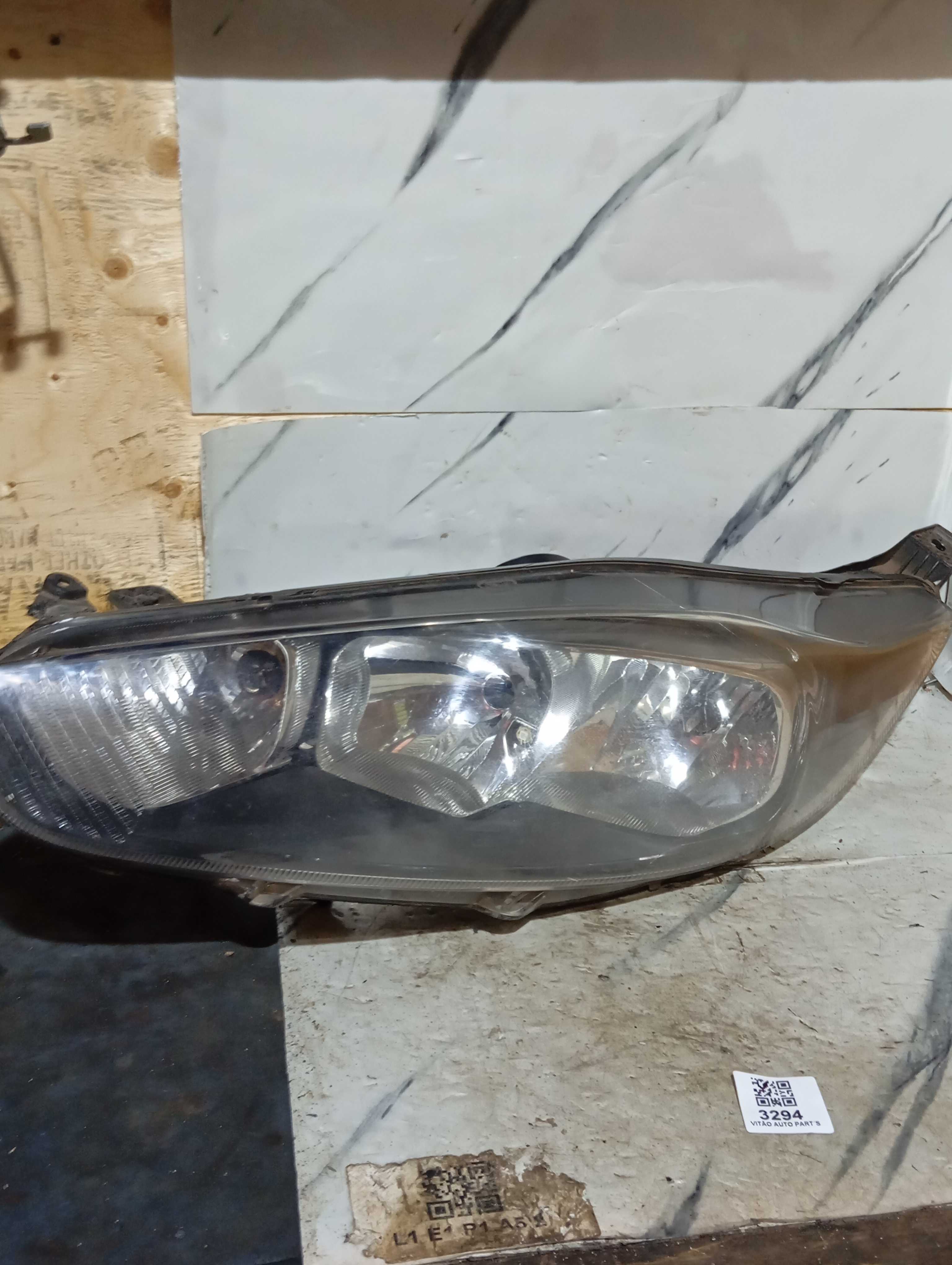 Farol Dianteiro Do Ford Fiesta Ano 2017 Lado Esquerdo Recupe