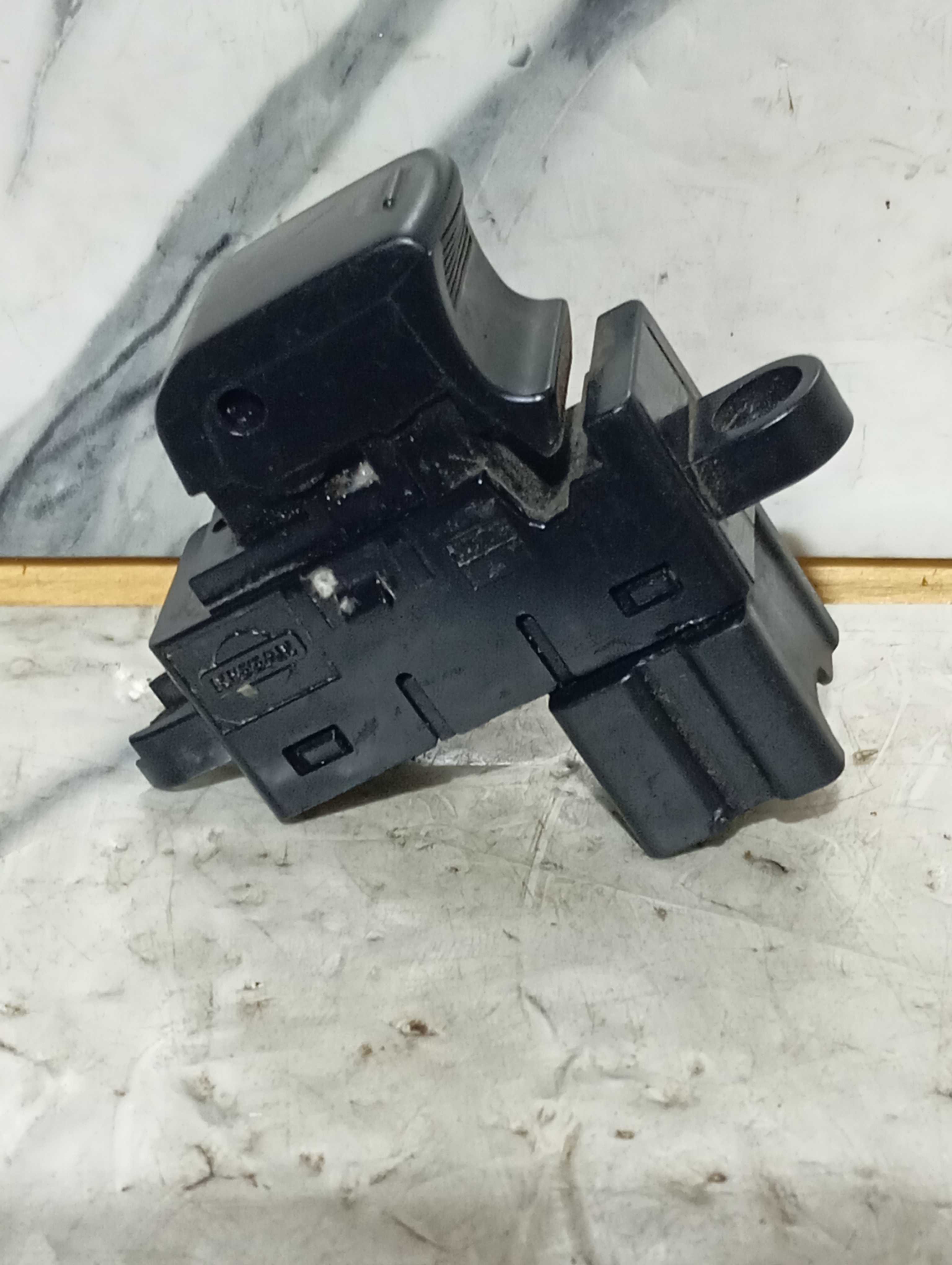 Botão do vidro elétrico traseiro Nissan Frontier