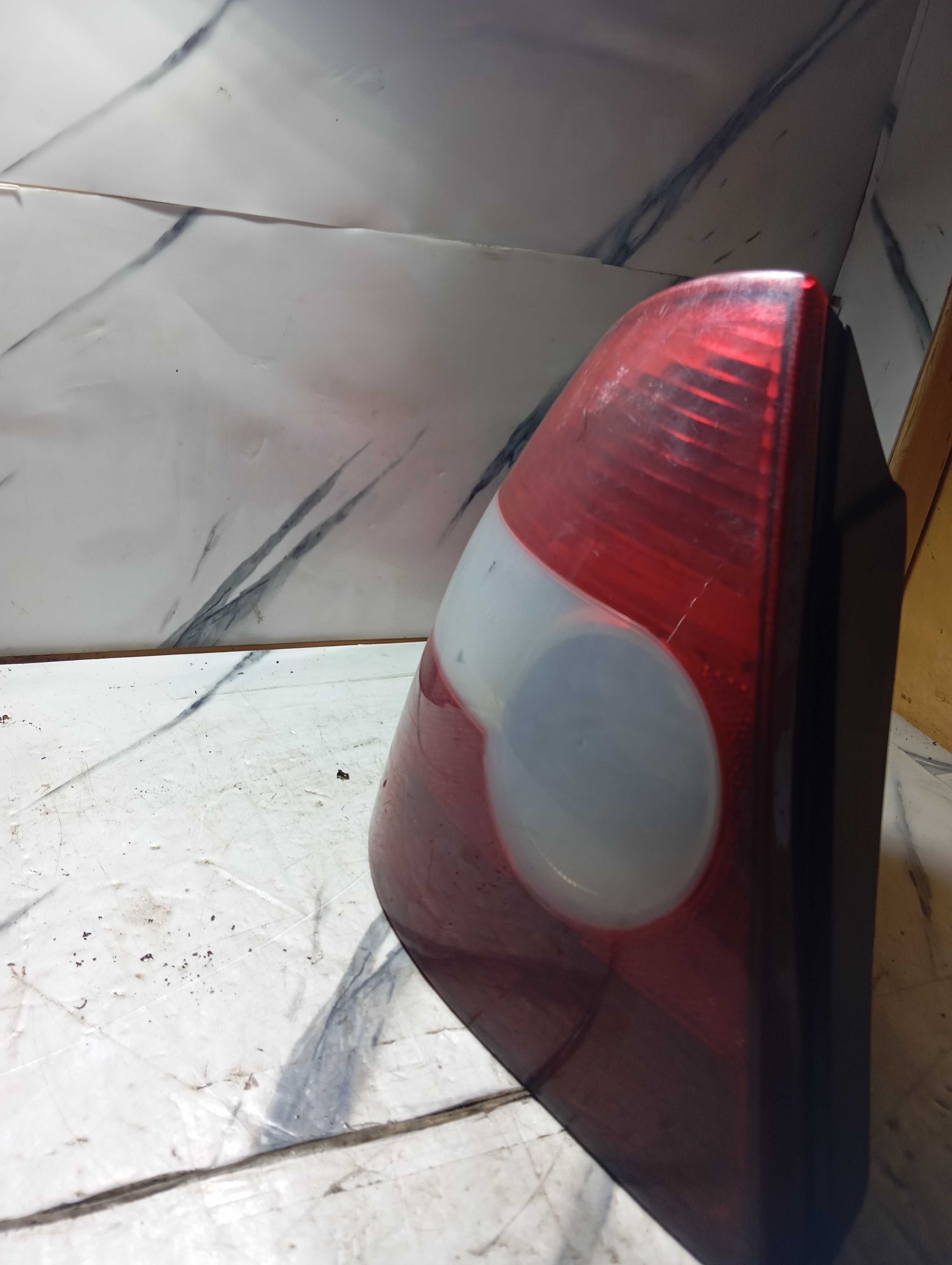 Lanterna Traseira Esquerda Fiesta Sedan Com Detalhe Ano 2005