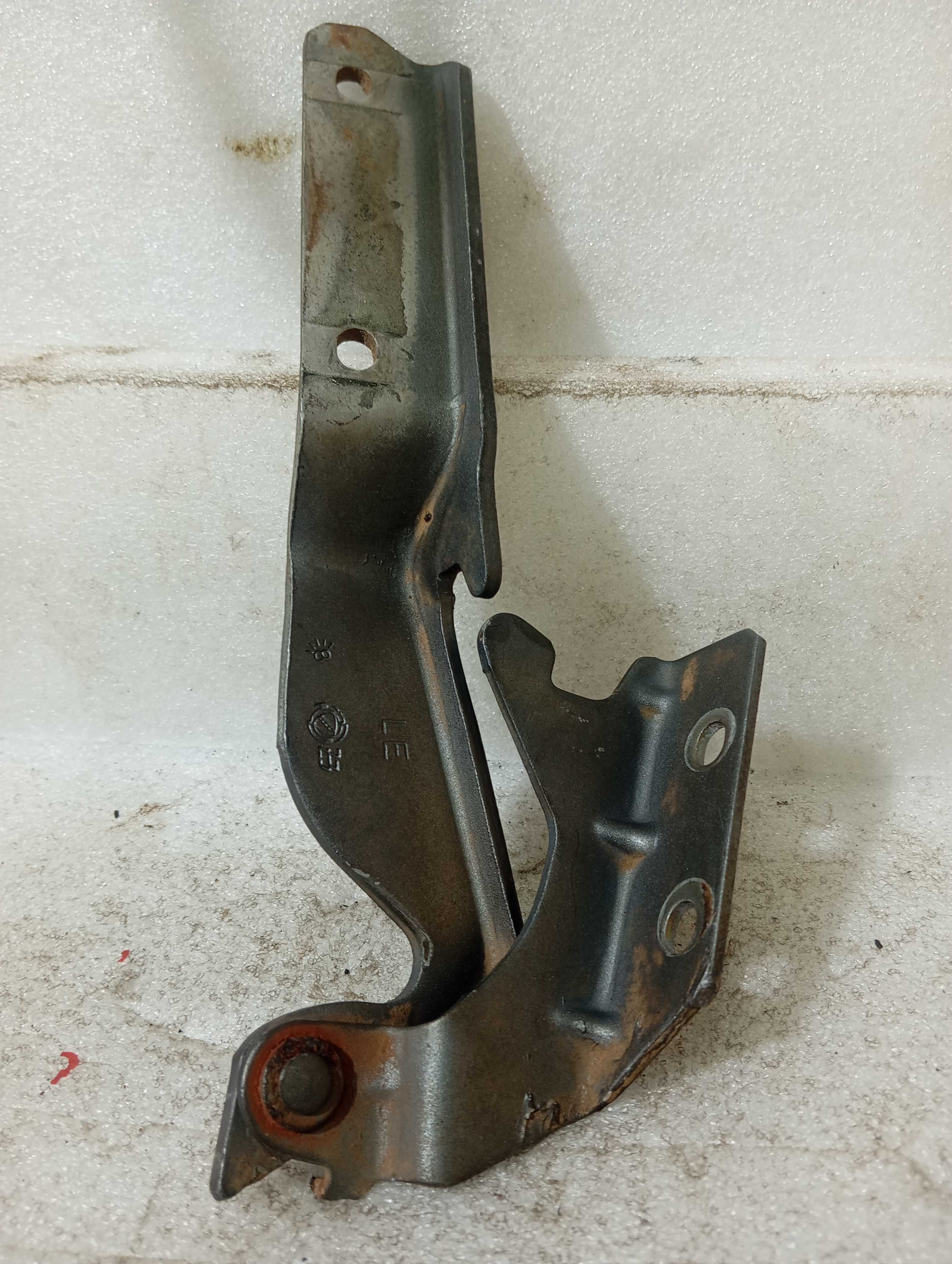 Dobradiça capô Fiat Palio lado esquerdo ano 98/99/00/01