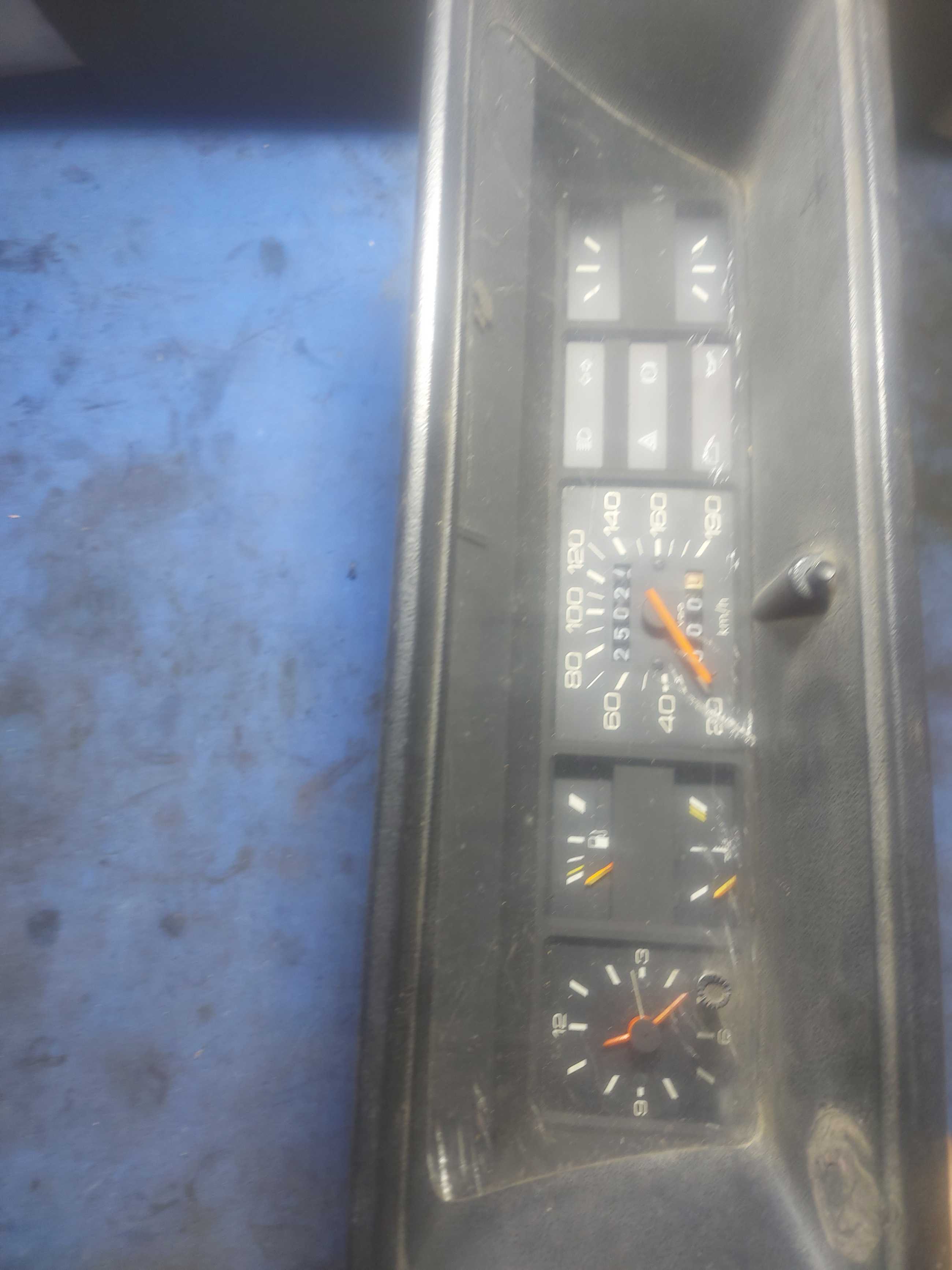 Painel De Instrumento Gol 82 Com Avaria No Acrilico Do Visor