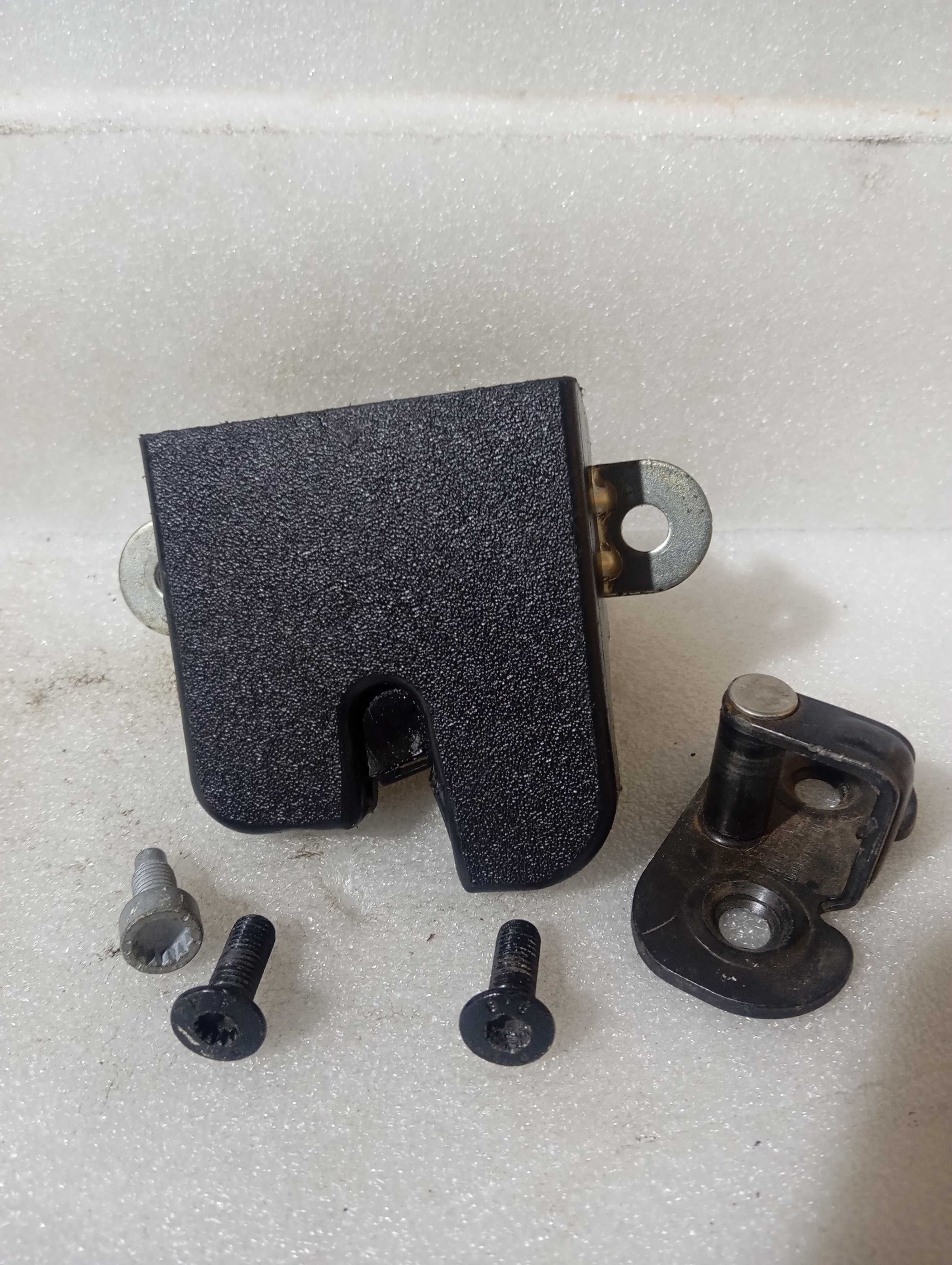 Fechadura Tampa Elétrico Traseiro Portamal Vw Up 2016 A 2018