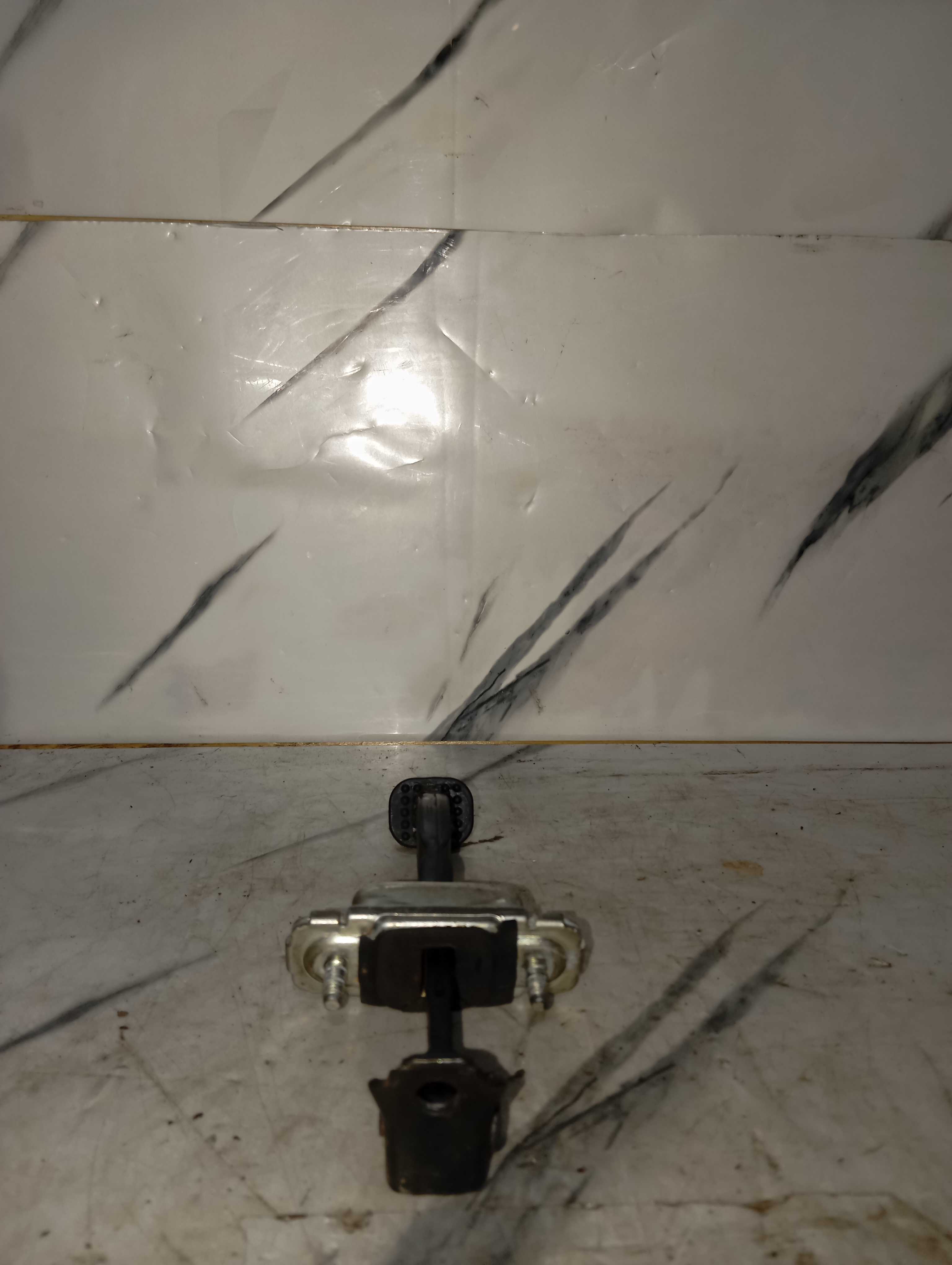 Limitador traseiro porta direita Onix Prisma Spin 2015 orig.