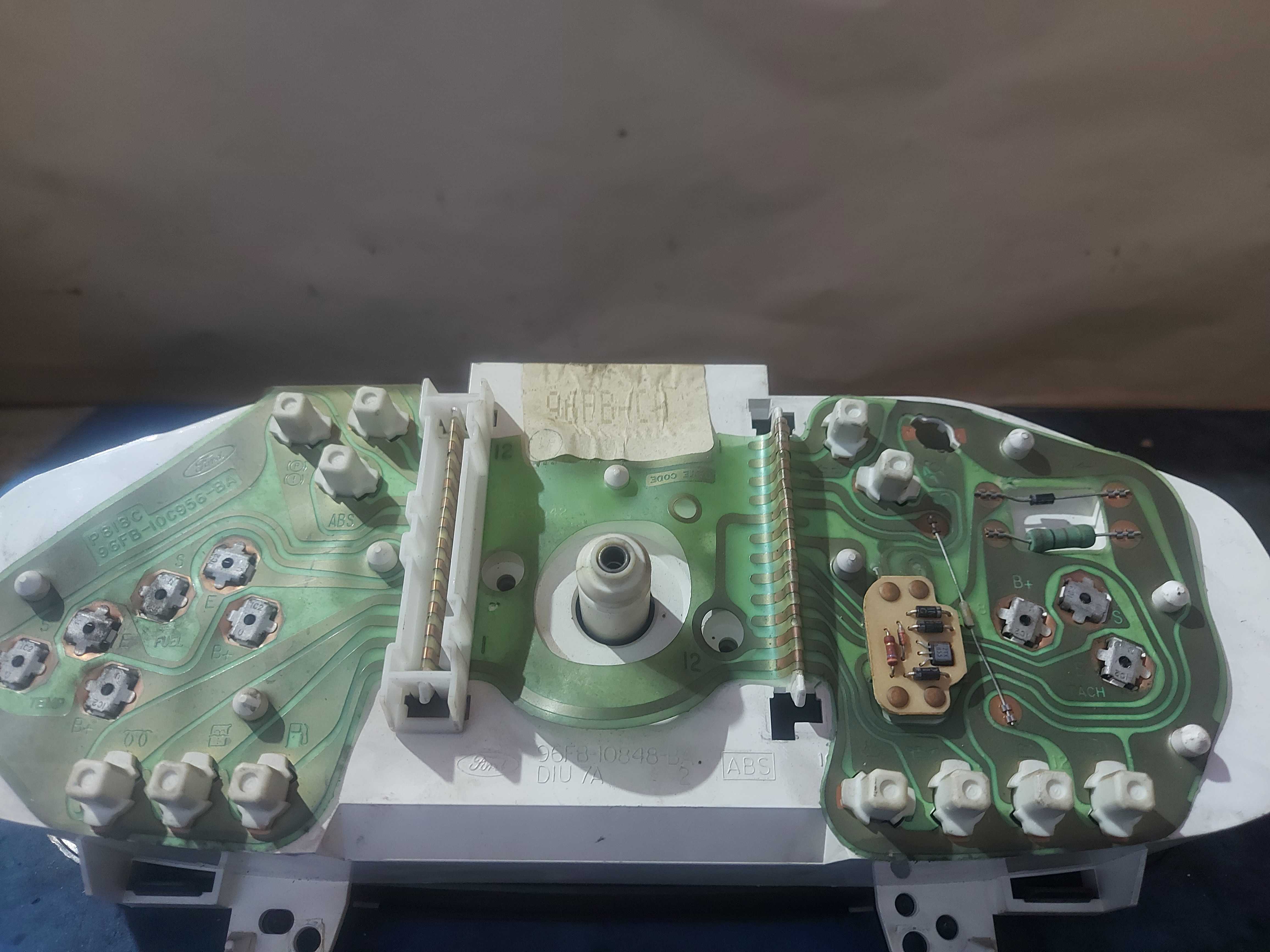 Painel De Instrumentos Ford Fiesta Com Detalhes