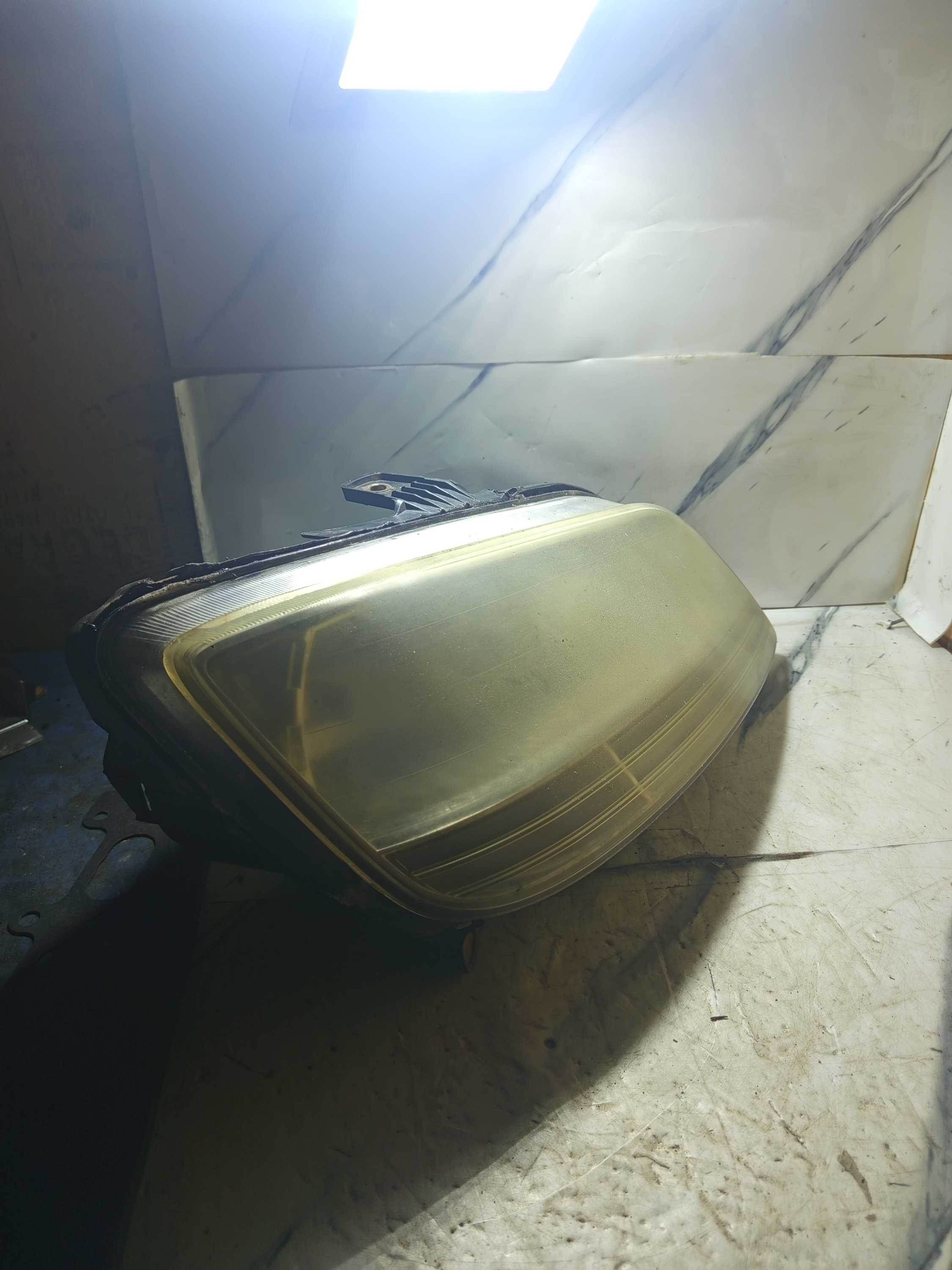 Farol Dianteiro Fiat Idea Ano 2005 Com Detalhe Direito