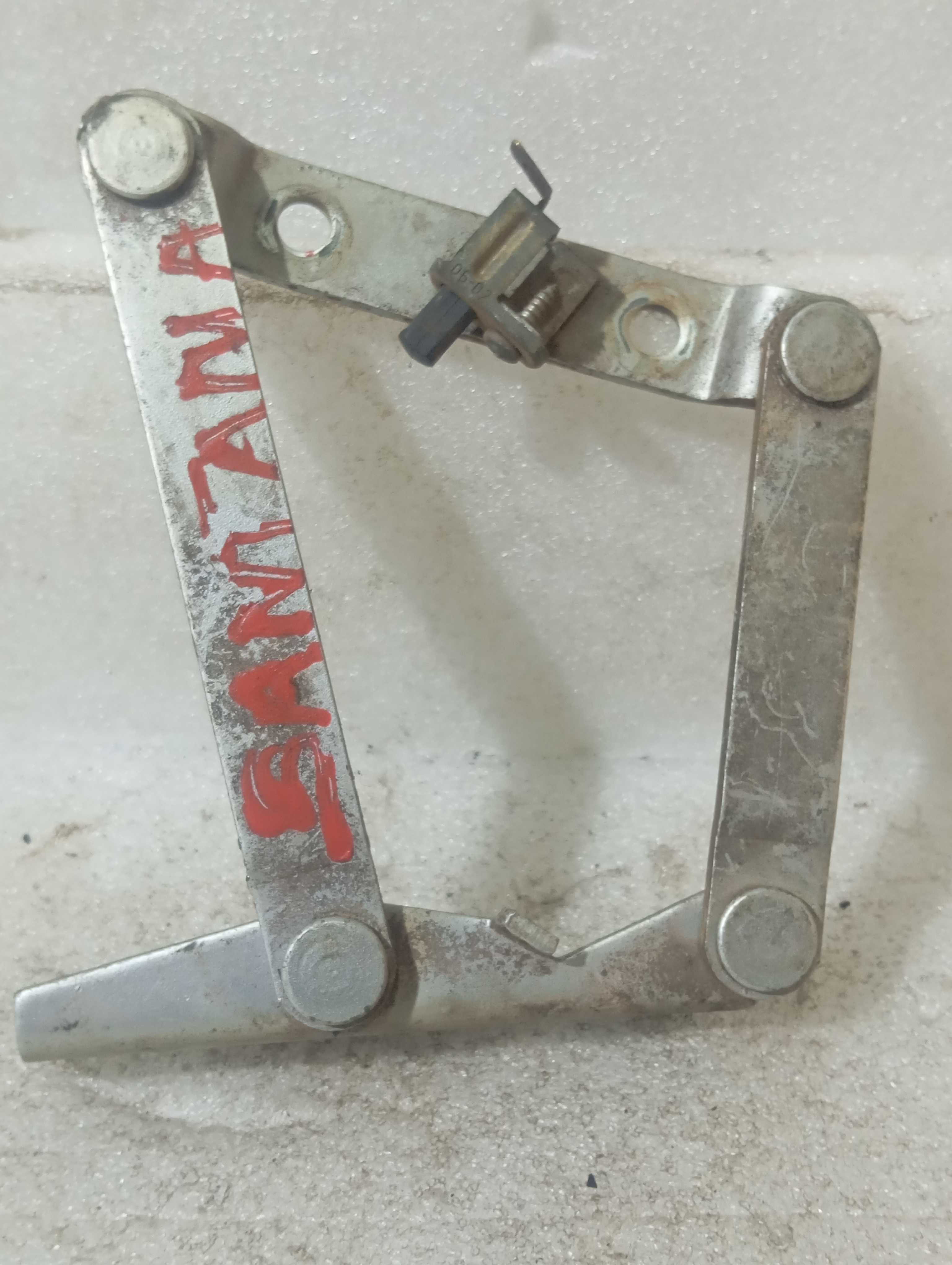Dobradiça capô Santana braço ano 92/93/94 lado direito