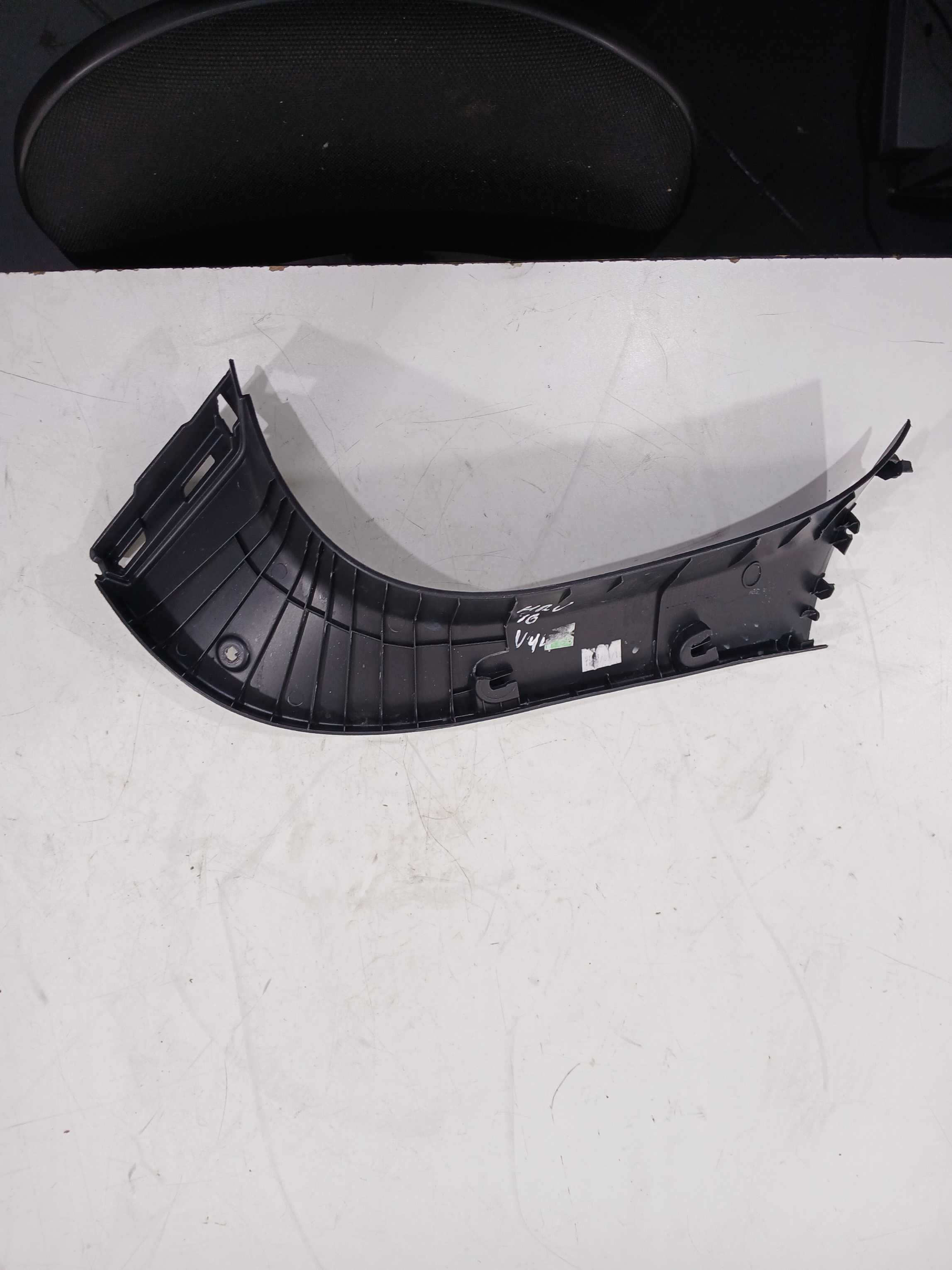 Moldura coluna traseira esquerda honda hrv 2016 2021 42087