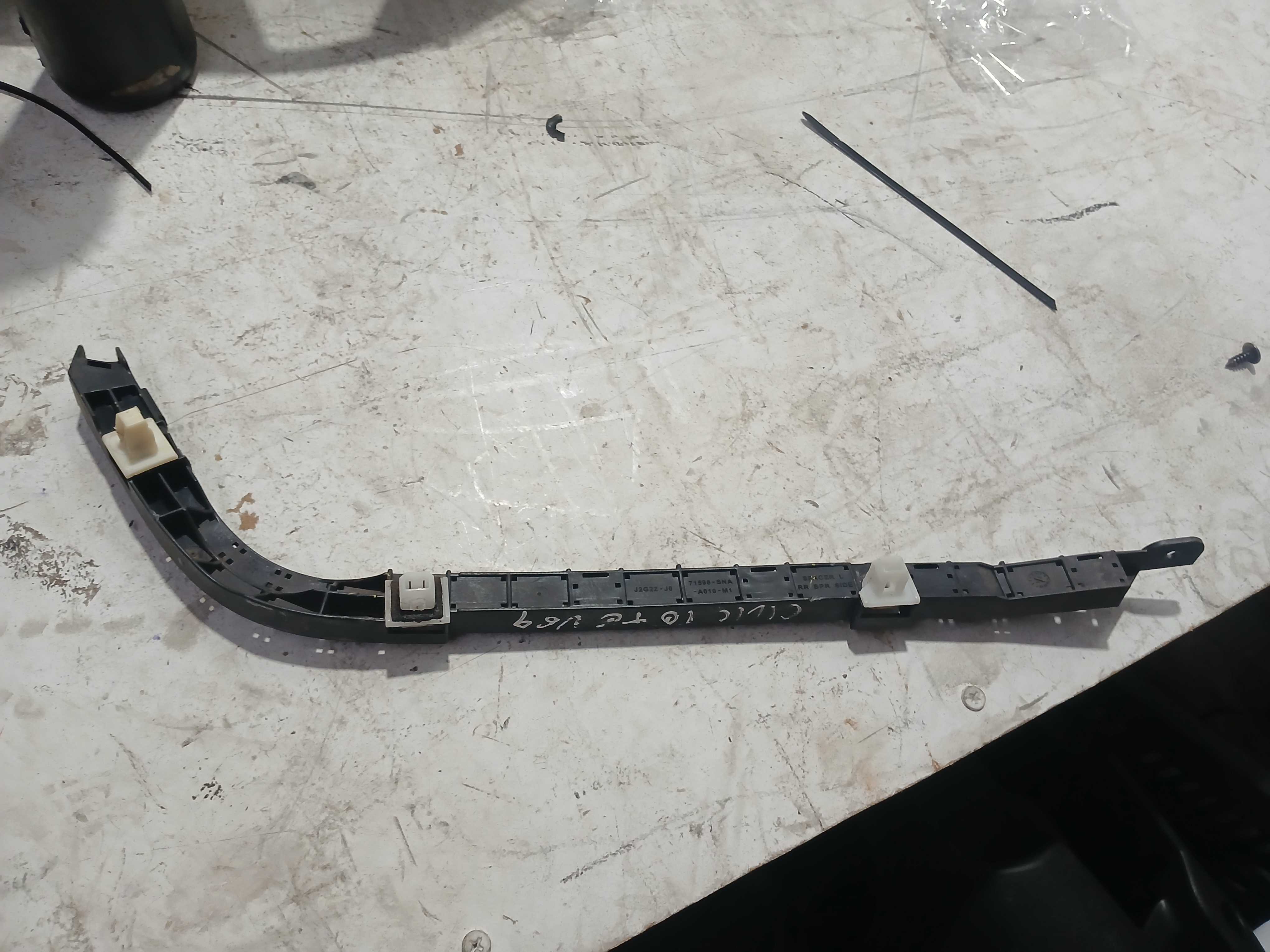 Guia parachoque traseira esquerda honda civic 2007 47296