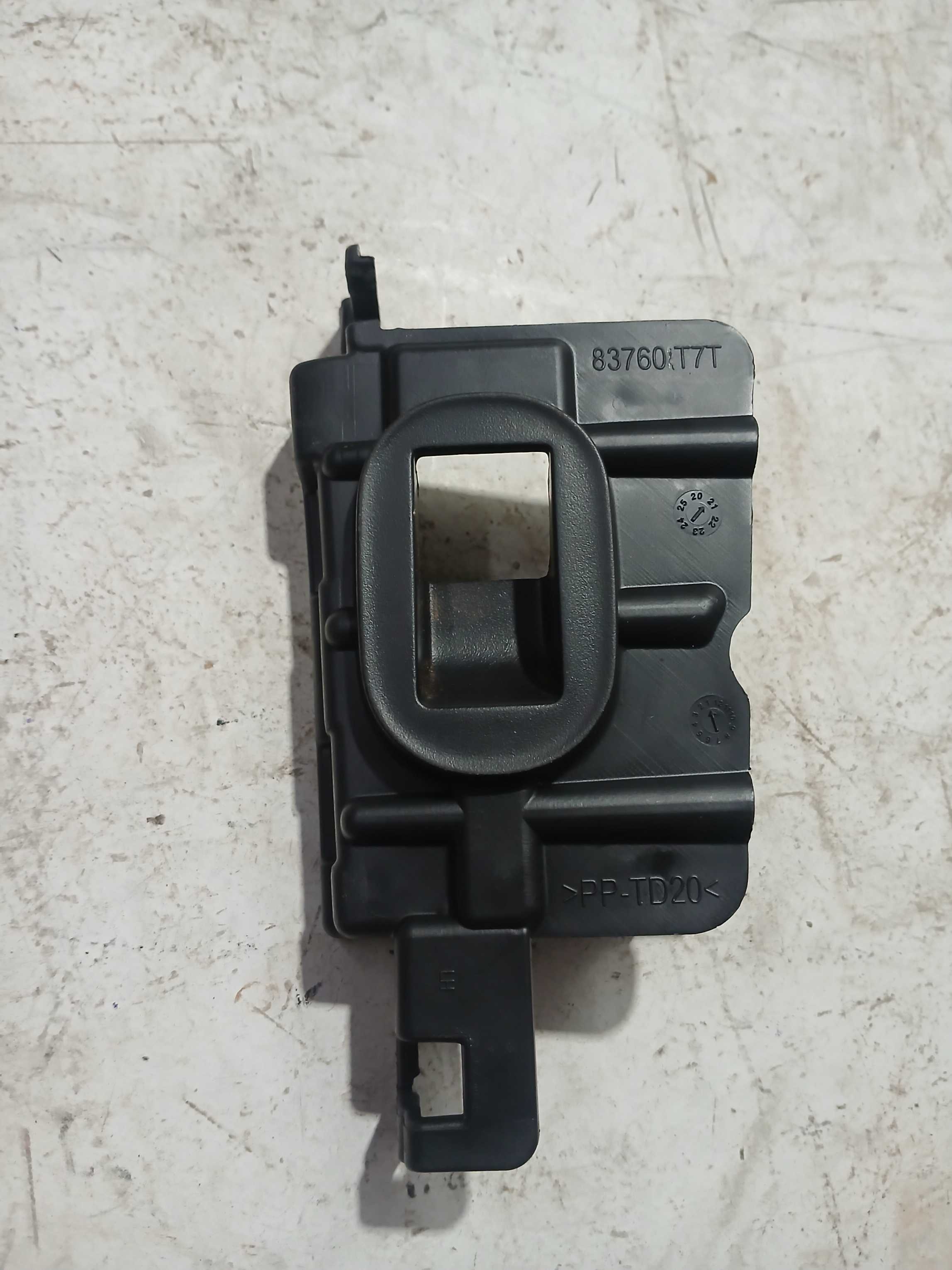 Moldura comando vidro traseiro esquerda honda hrv 2016 46431