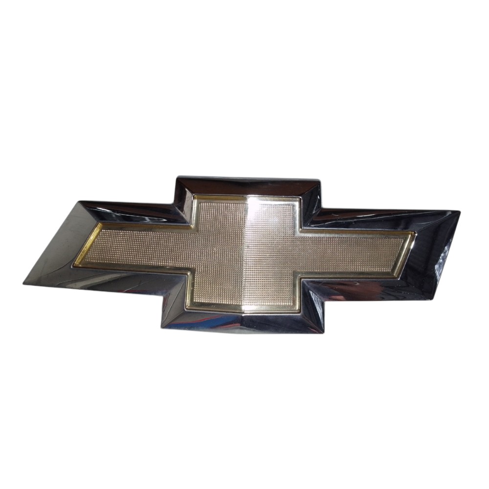 Emblema Gravata Dianteiro Chevrolet Onix Prisma 2013 A 2019 Prata