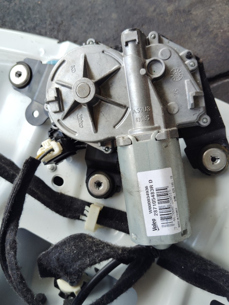 Tampa Traseira Renault Sandero 2021 A 2024 com motor limpador 4