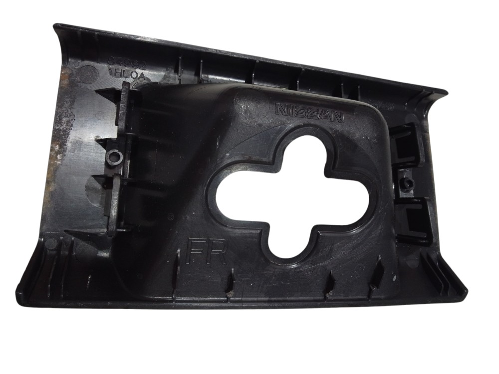 Moldura Acabamento Trava Porta Malas Nissan March 2011 2020 6
