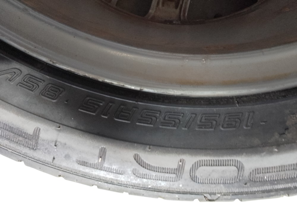 Roda aro 15 Volkswagen Fox original pneu meia vida prata 9