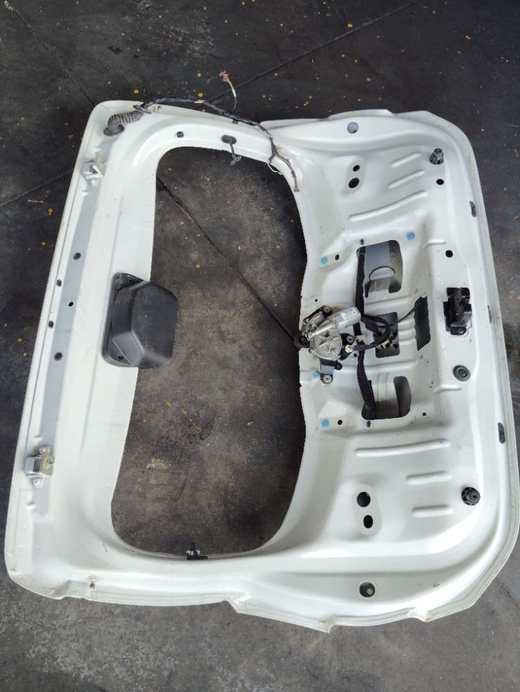 Tampa Traseira Renault Sandero 2021 A 2024 com motor limpador 8
