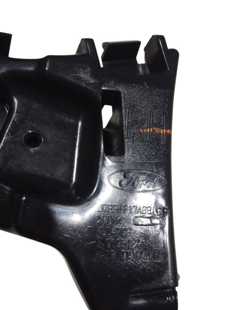 Suporte guia parachoque traseiro Ford Ka sedan 2018 2021 4