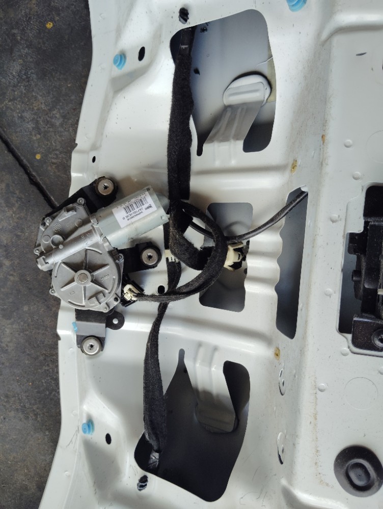 Tampa Traseira Renault Sandero 2021 A 2024 com motor limpador 6