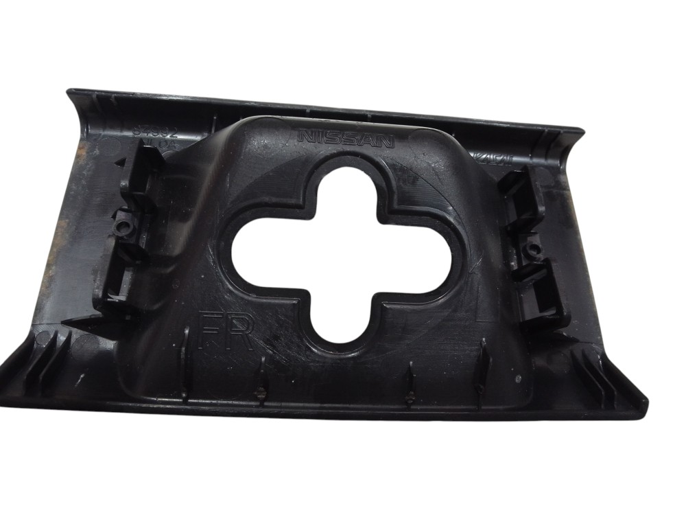 Moldura Acabamento Trava Porta Malas Nissan March 2011 2020 7