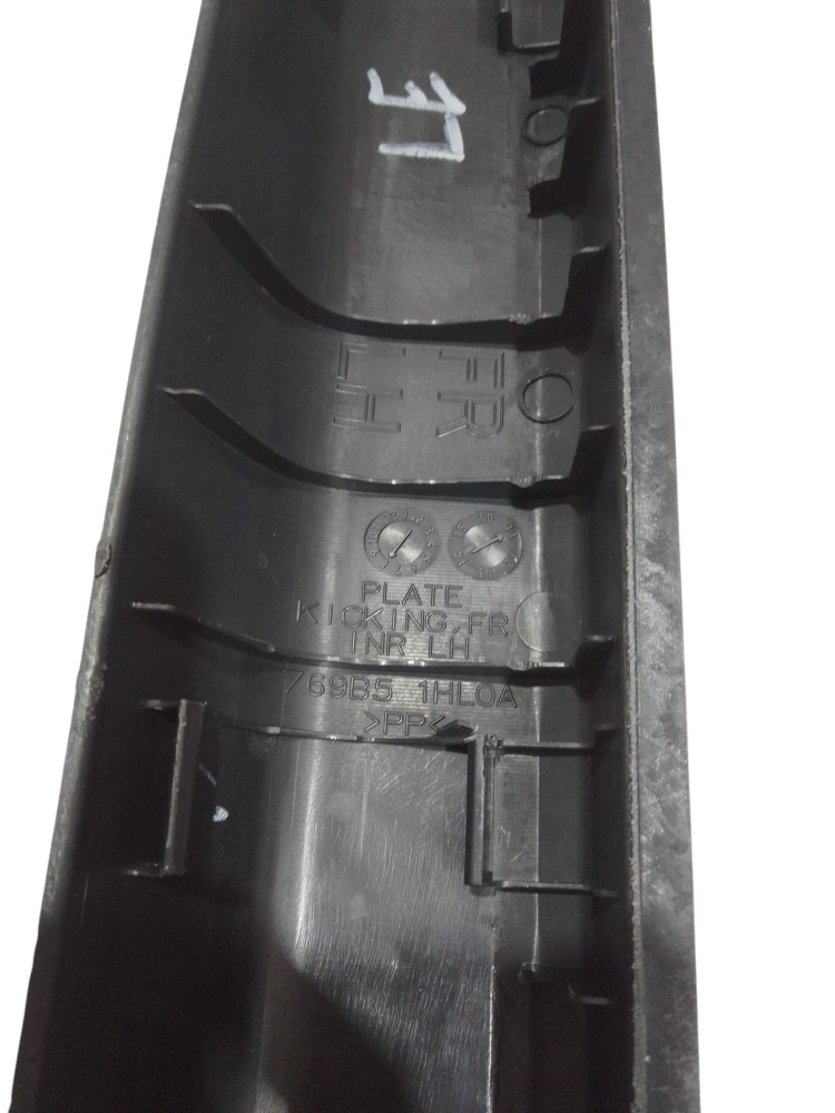 Acabamento Moldura Dianteiro Esquerdo Nissan March 2011 2012 8