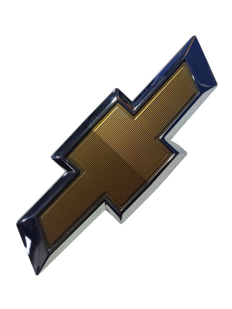 Emblema Grade Gravata Dourada Gm Tracker 2021/2024  Et1622 Dourado 1