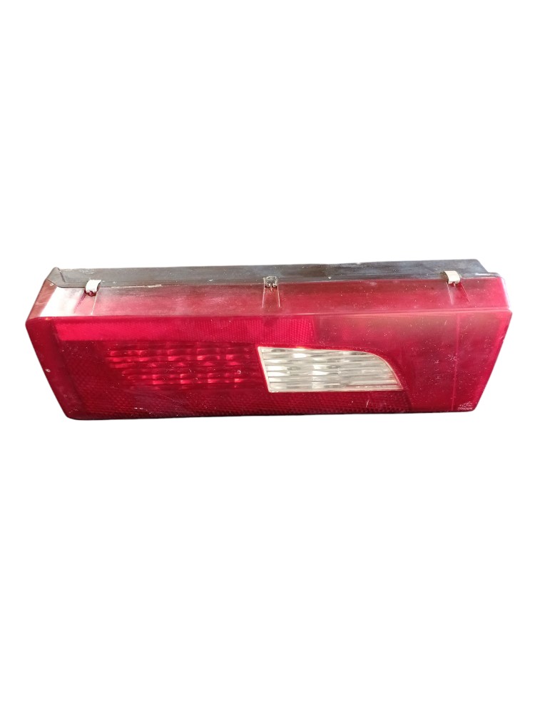 Lanterna traseira esquerda com detalhe Scania P280 2019 2380 2