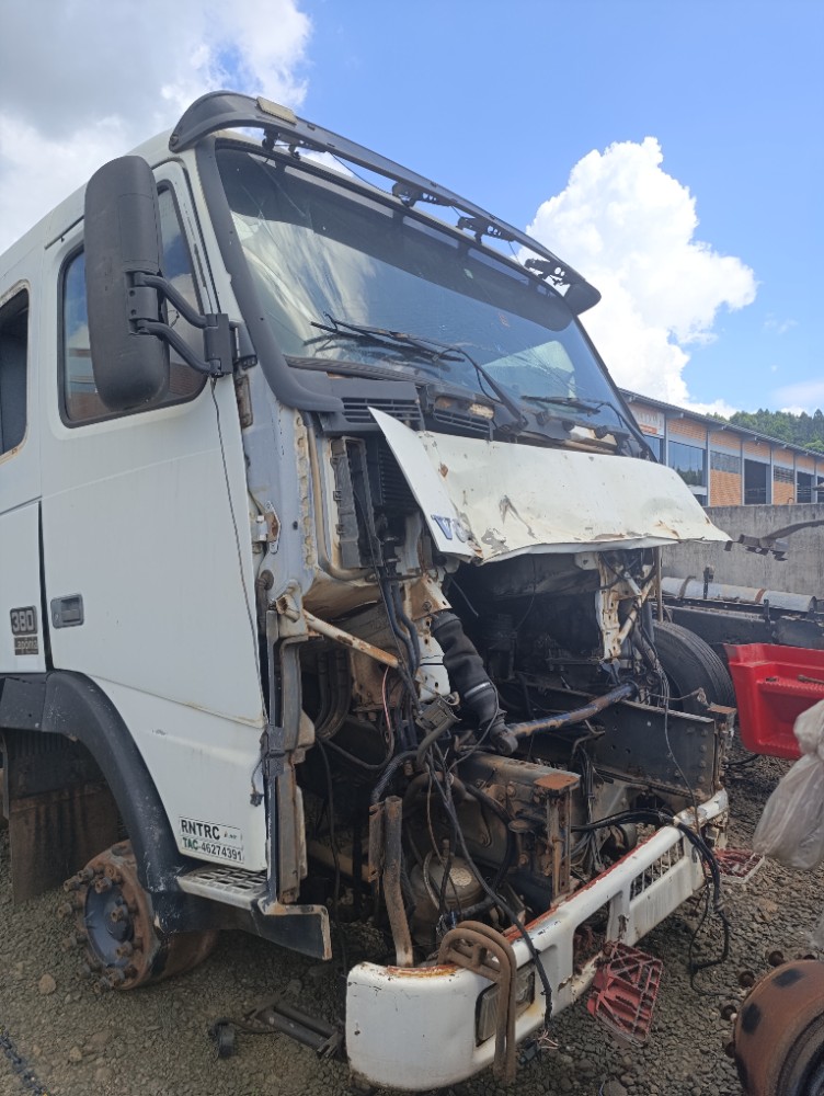 Volvo Fh 12 Branca Ano 2001 4