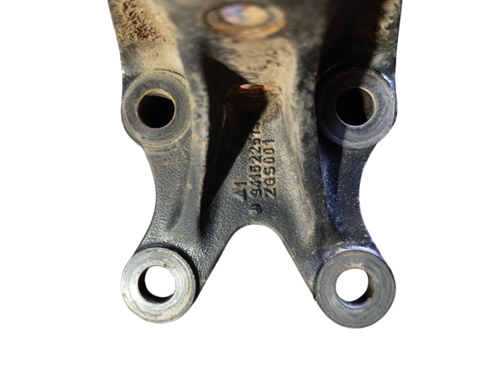 Suporte fixacao paralama M.Benz Actros A9415225140 3