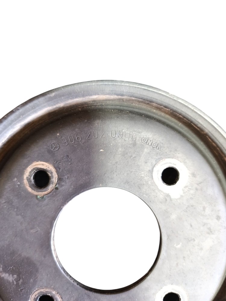 Polia Da Bomba Dágua Motor Mb Axor 1933 2009 9062020910 2