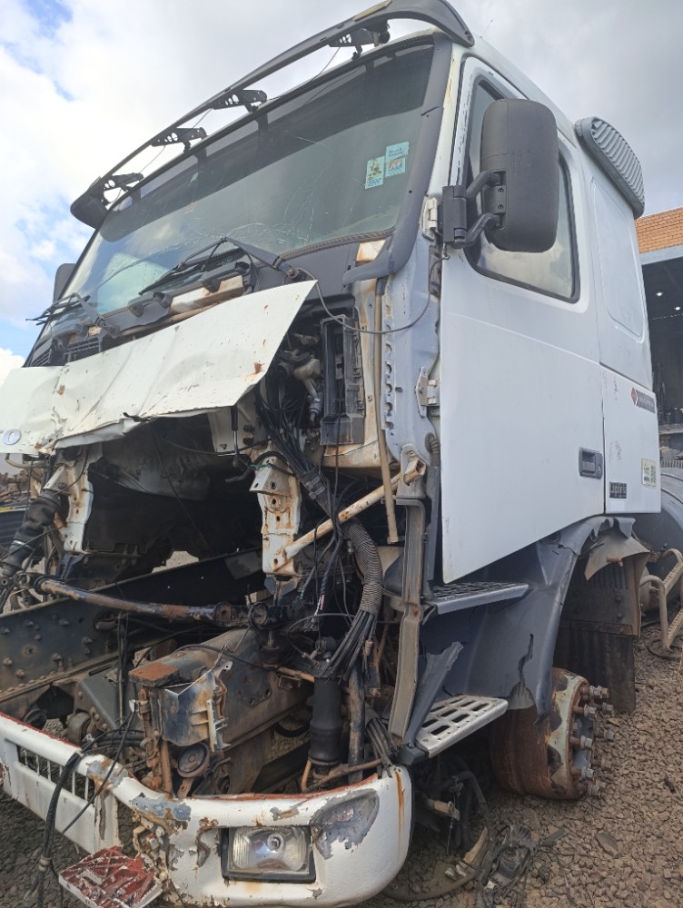 Volvo Fh 12 Branca Ano 2001 6