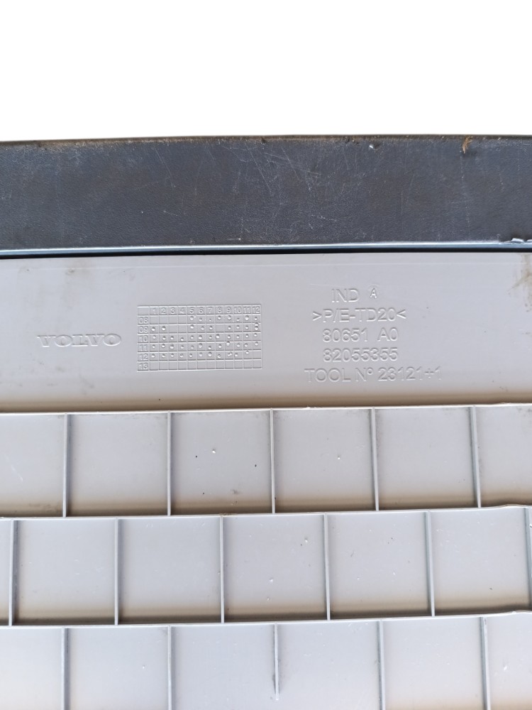 Gaveta inferior refrigerador cabine Volvo Fh 540 82055355 4