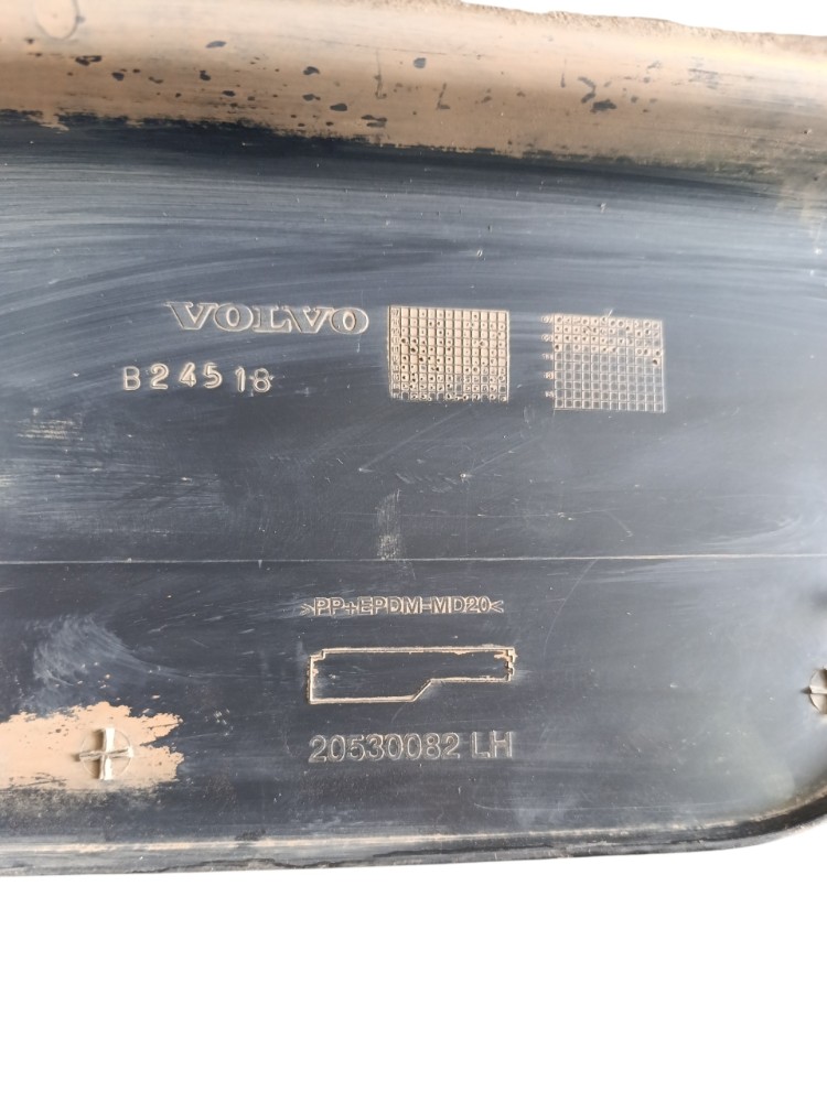 Acabamento Lateral Gabine Le Volvo Fm 20530082 2