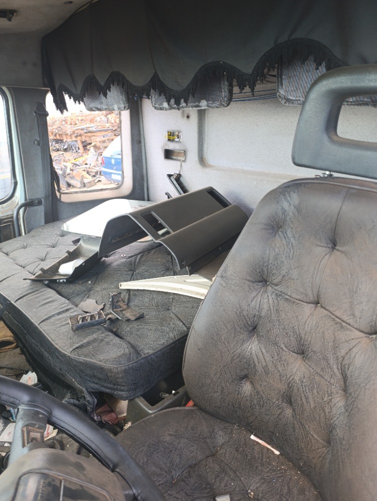 Volvo Fh 12 Branca Ano 2001 9