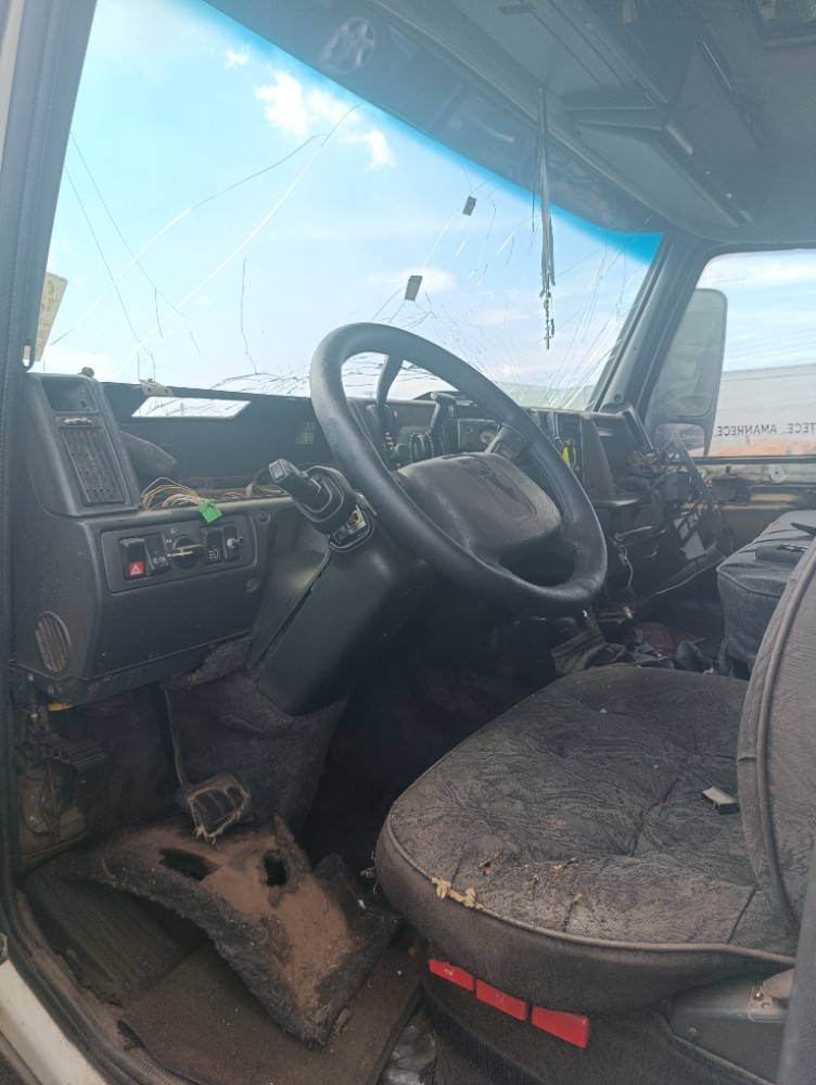 Volvo Fh 12 Branca Ano 2001 3